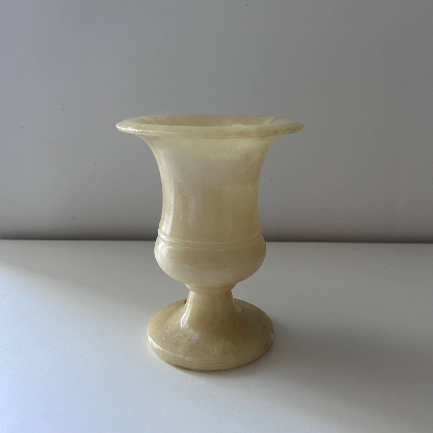 Small Médicis vase in alabaster