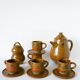 Glazed stoneware coffee service consisting of a coffee pot and 5 cups.