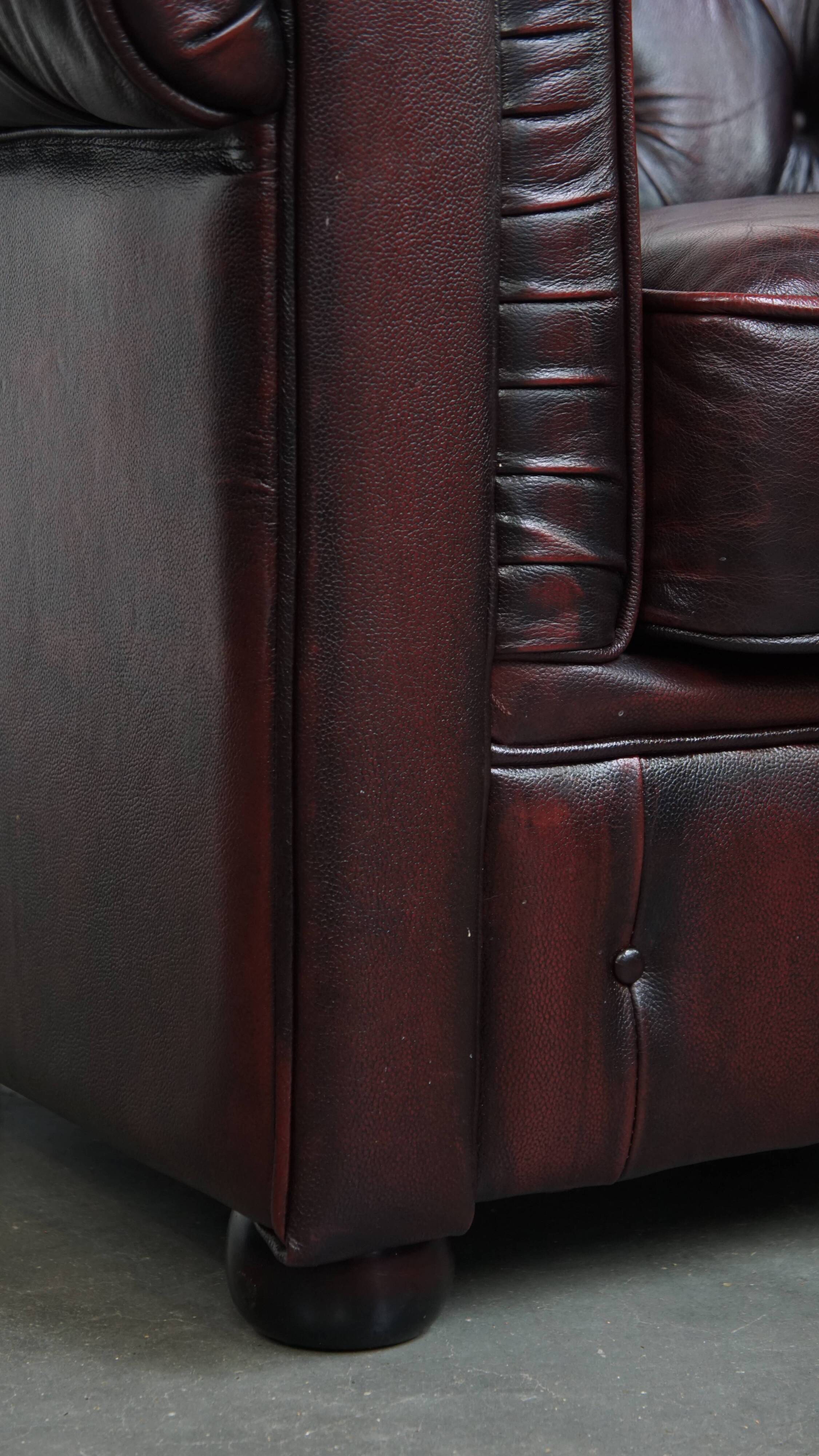 Grand fauteuil club Chesterfield en cuir de vachette rouge foncé