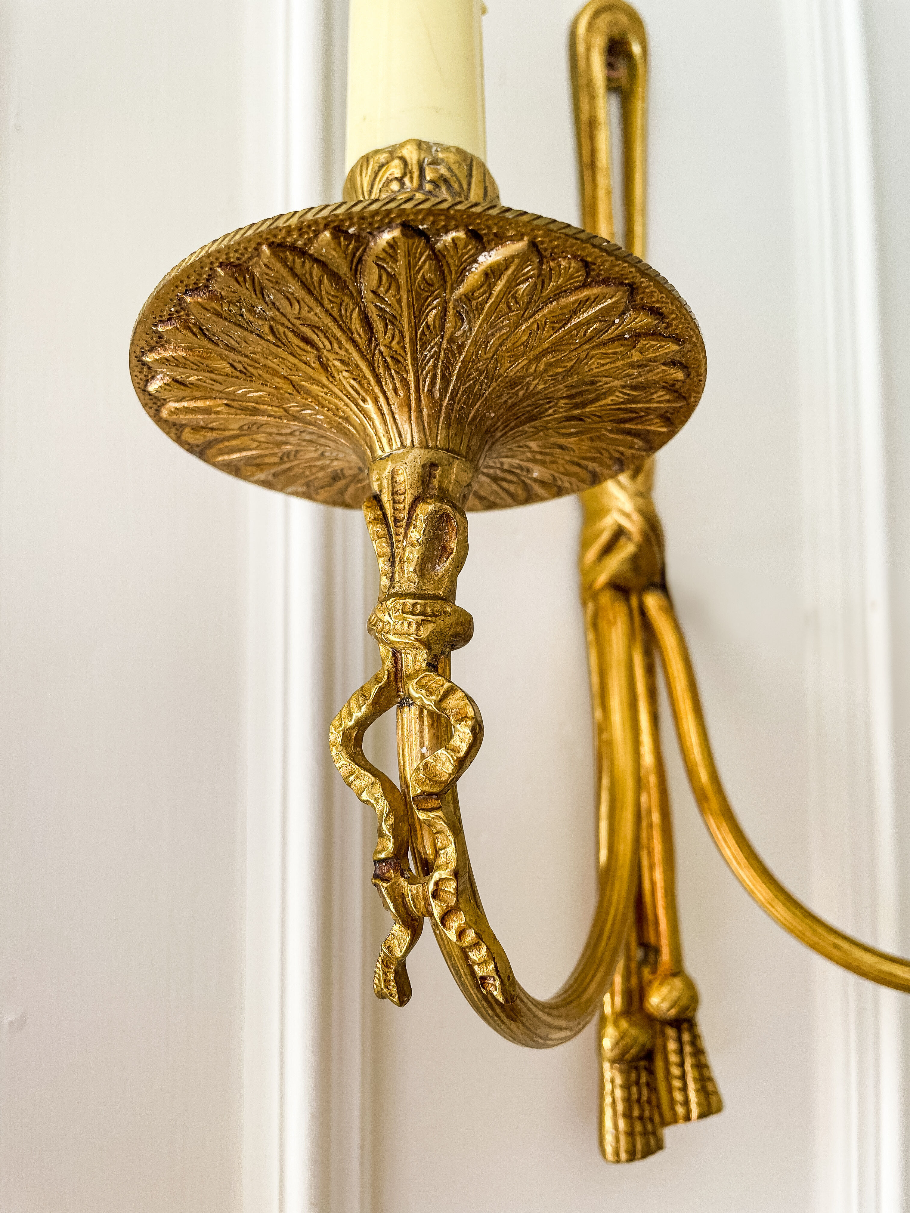Wall light in solid brass in Empire / Neoclassical style.