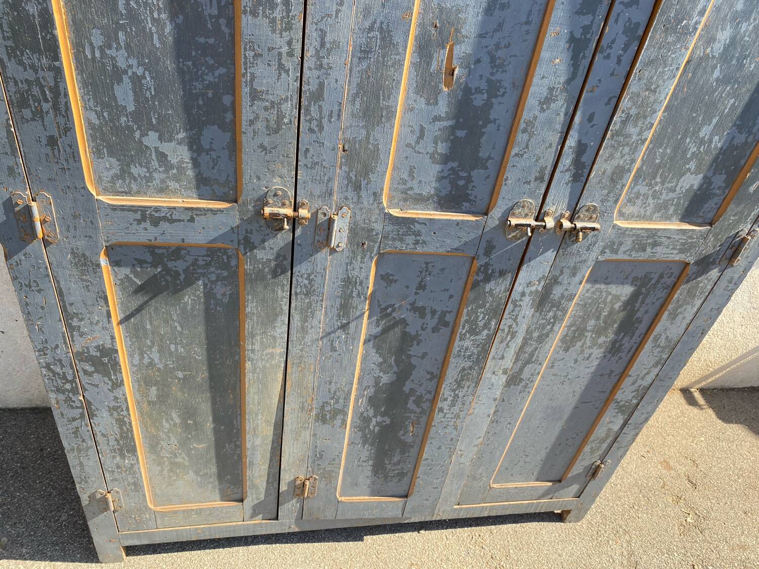 Wooden wardrobe with 3 doors