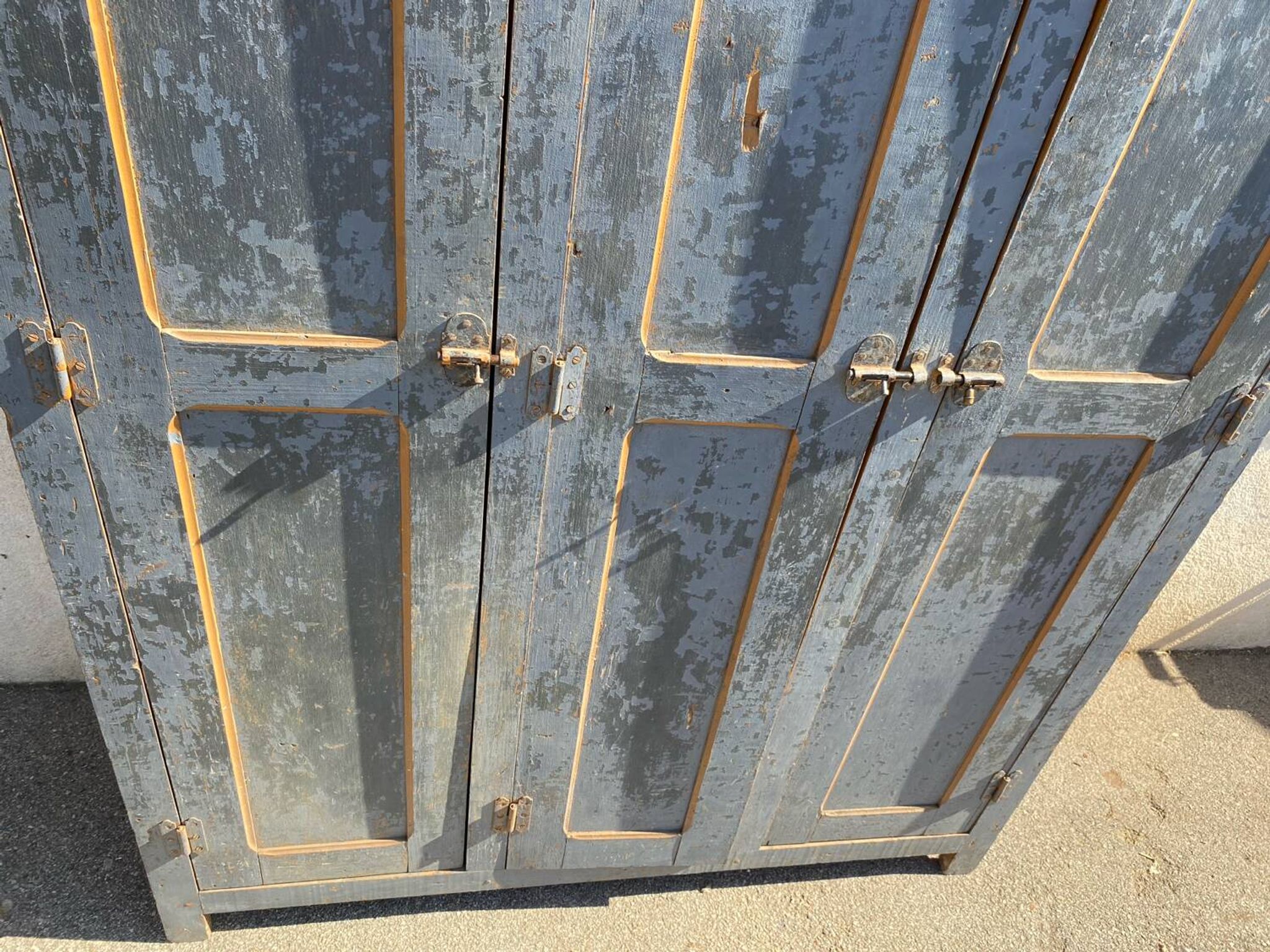 Wooden wardrobe with 3 doors