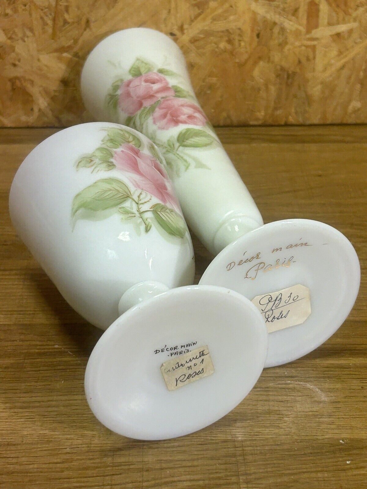 Vase and white eopaline glass set with painted floral decoration - Paris, vintage