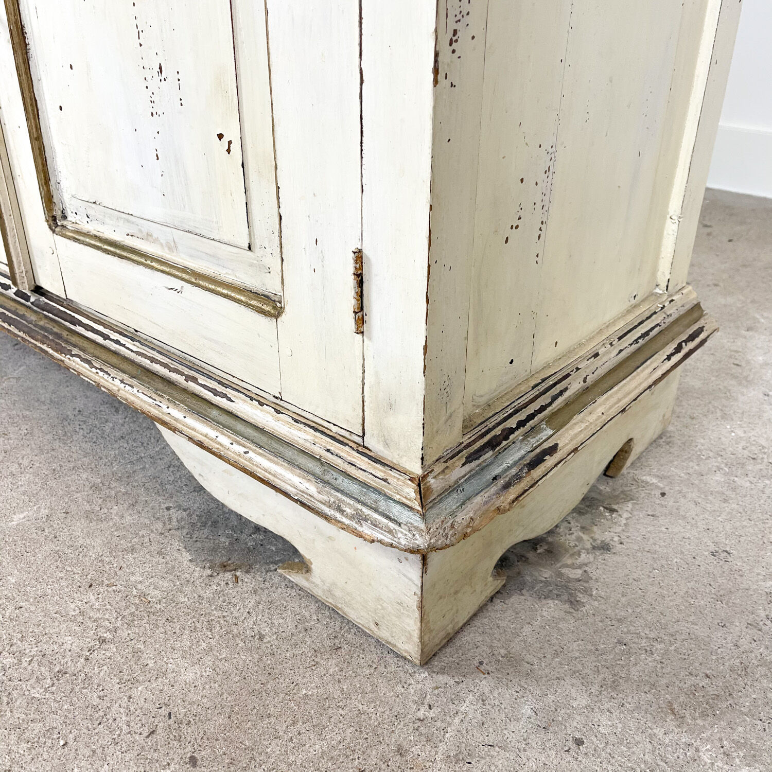 Vintage brocant White painted Kitchen display cabinet