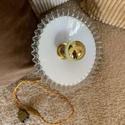 Suspension baladeuse vintage opaline blanche dentelle