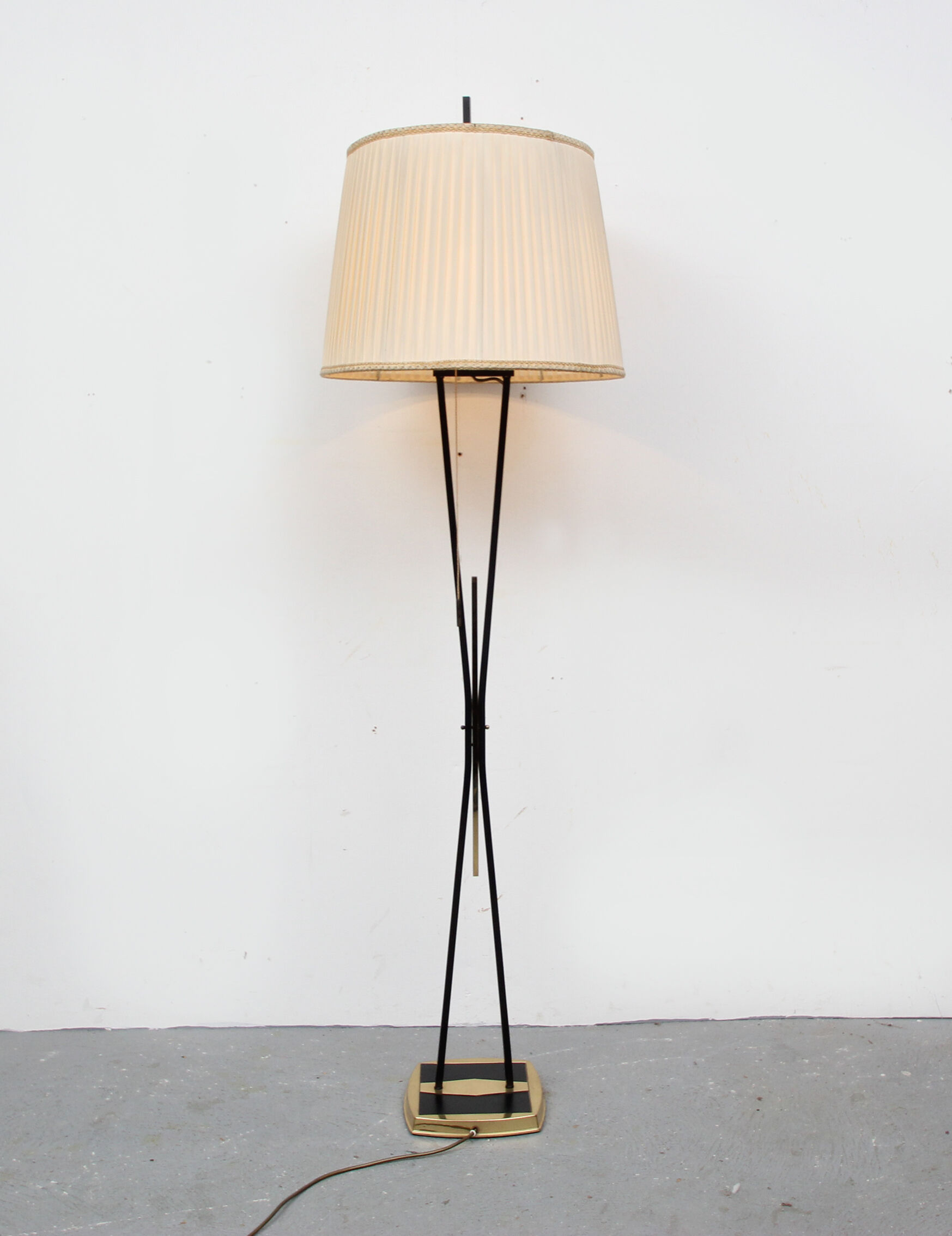 1950s floor-lamp in brass and plissé