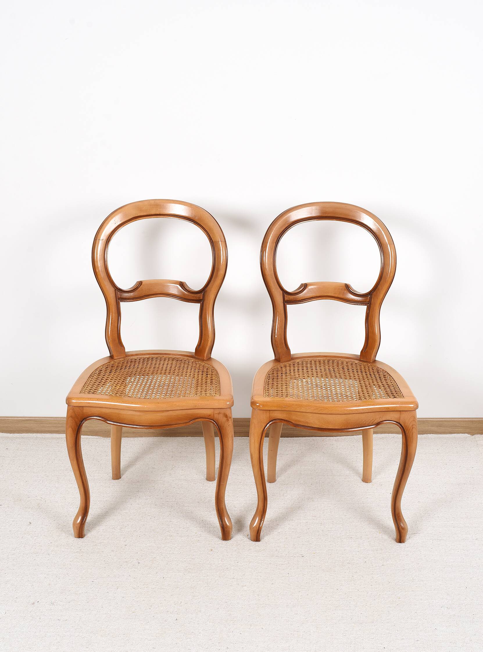 Paire de chaises cannées, en bois