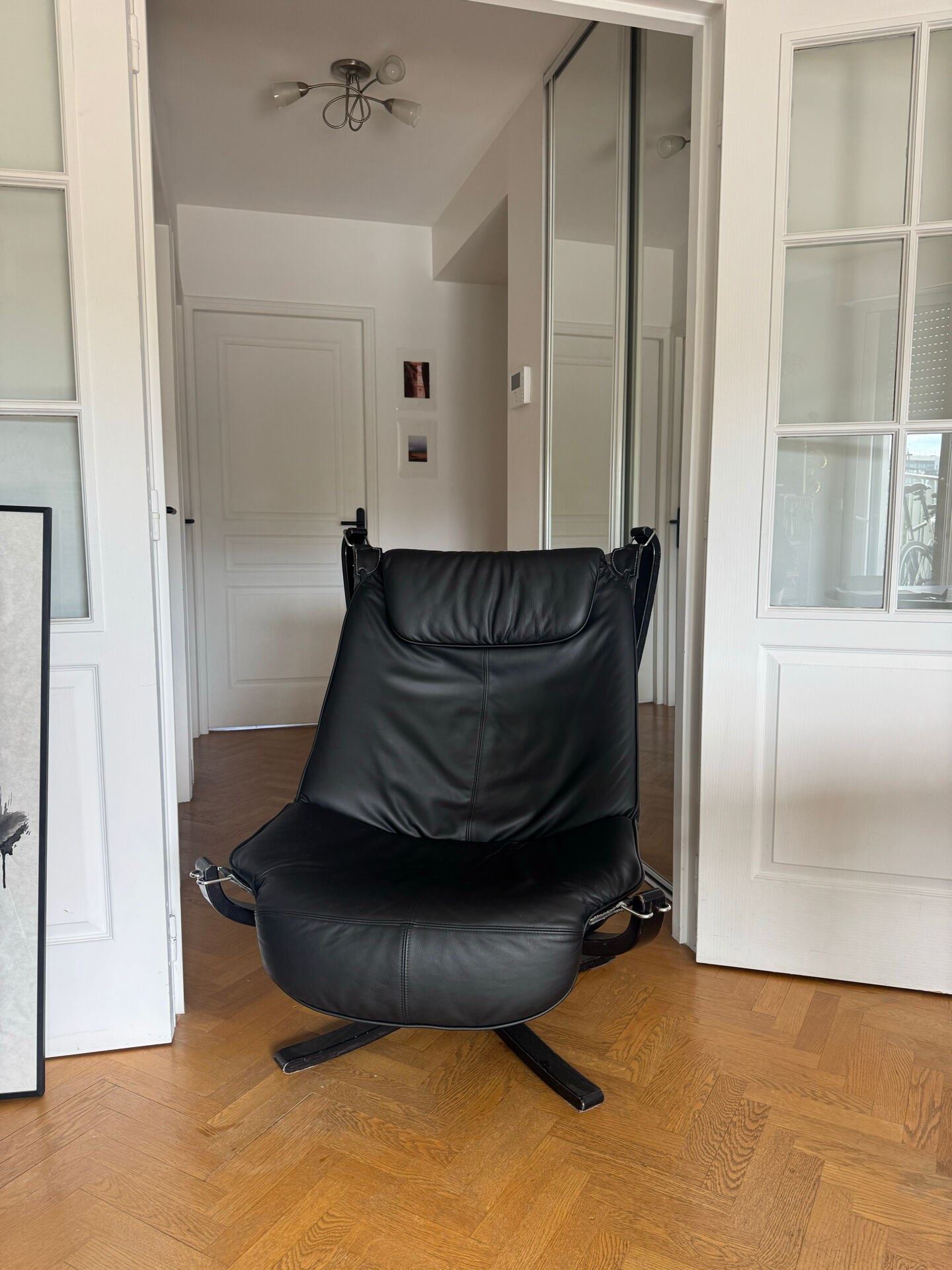 Fauteuil lounge falcon par Sigurd Russell cuir noir