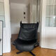 Fauteuil lounge falcon par Sigurd Russell cuir noir