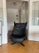 Fauteuil lounge falcon par Sigurd Russell cuir noir