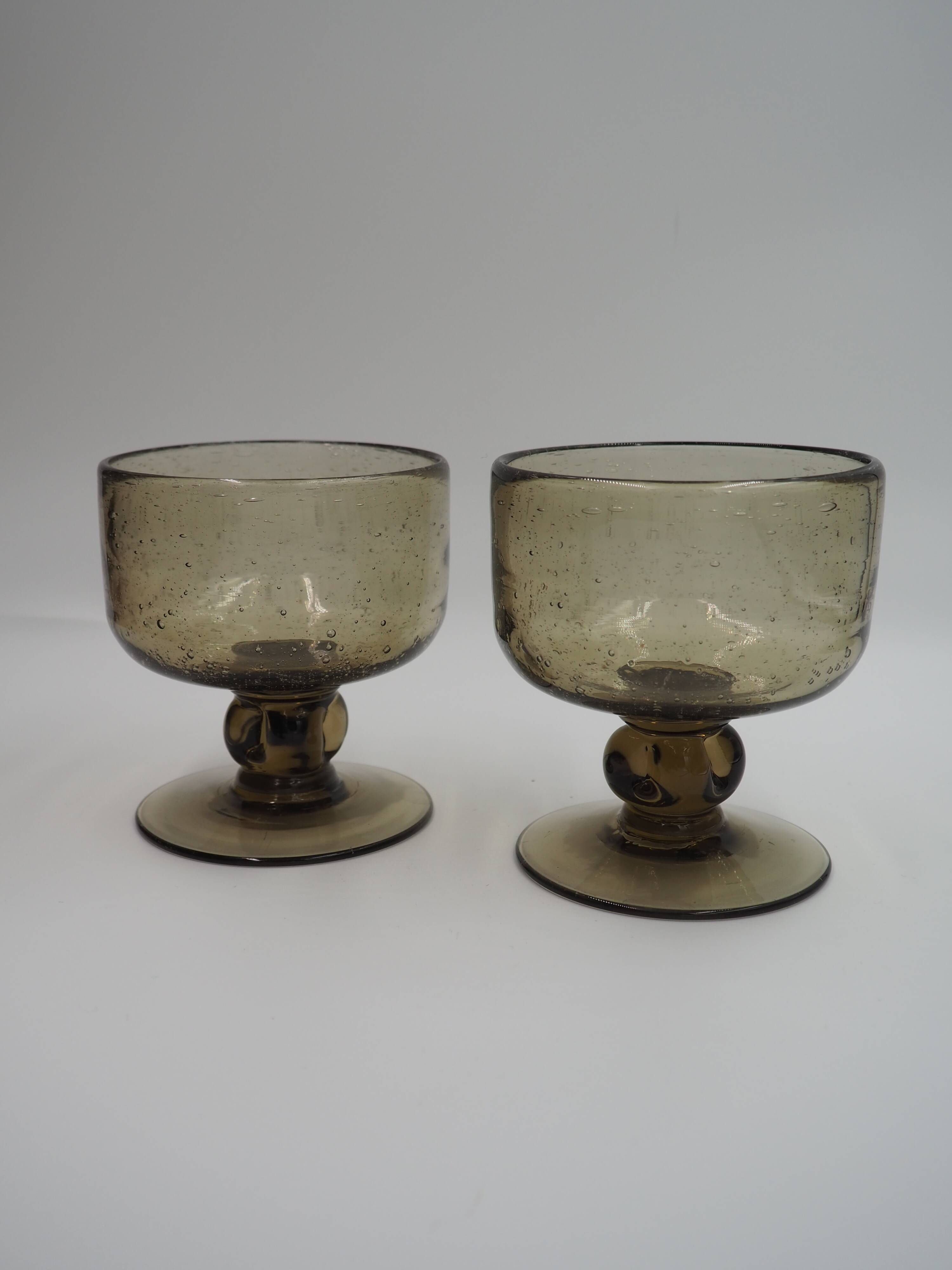 Verres à vin Biot en verre fumé marron-gris