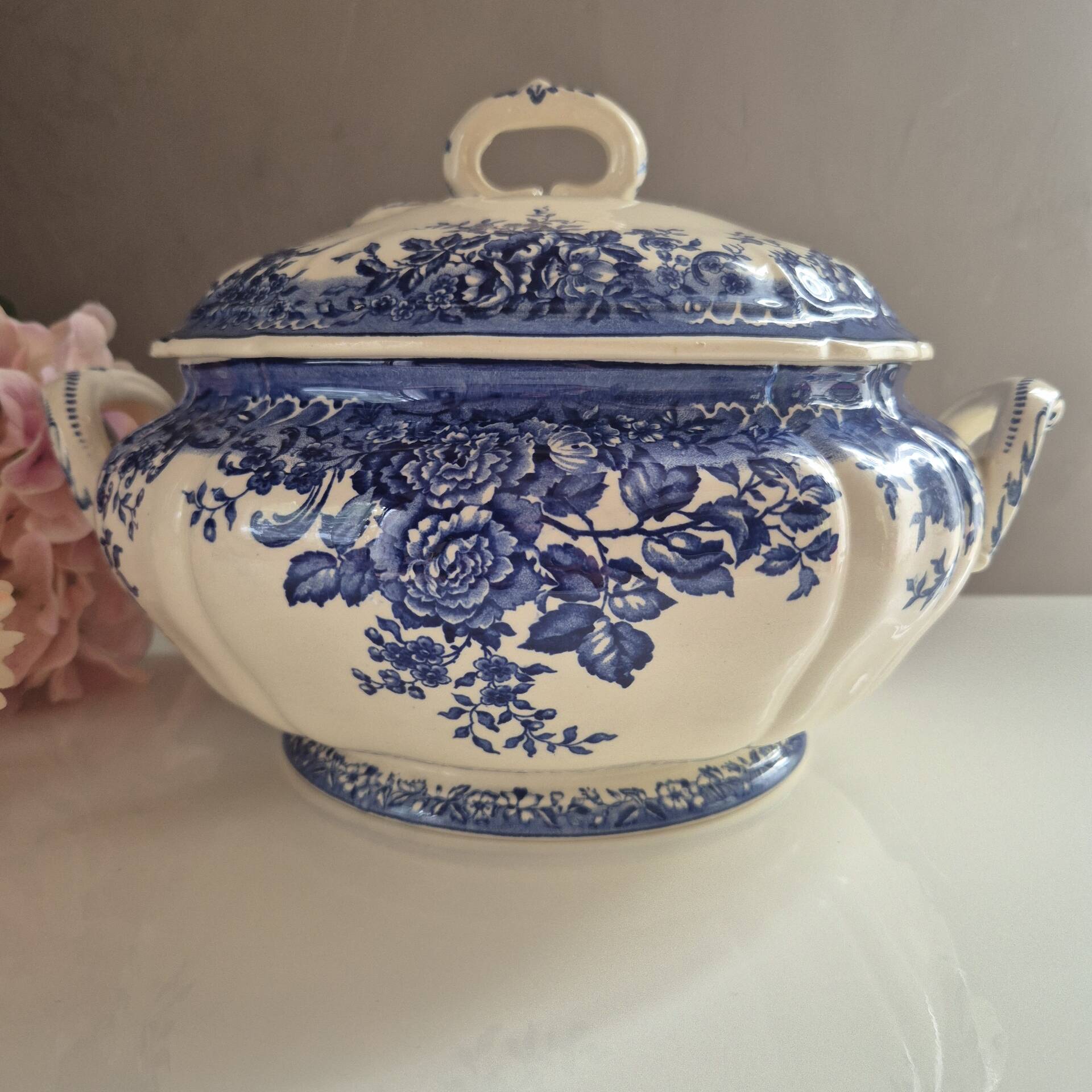 Villeroy and Boch soup tureen model Fides