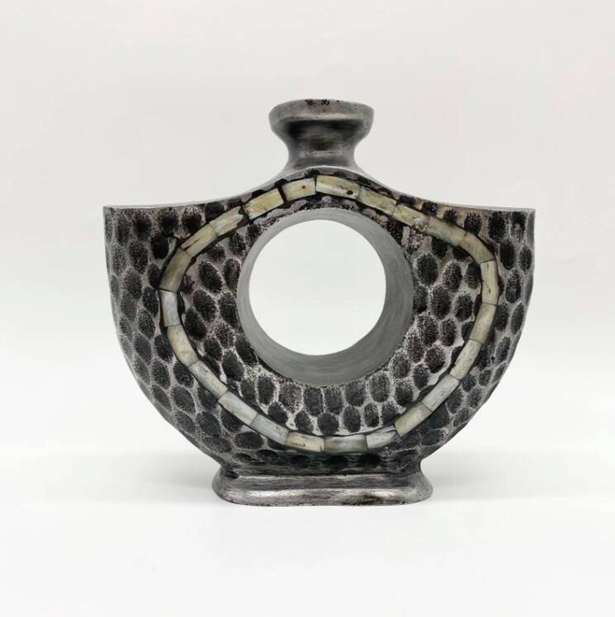 Vase « Martelé Nacre » / Fonte d’aluminium – 1980s