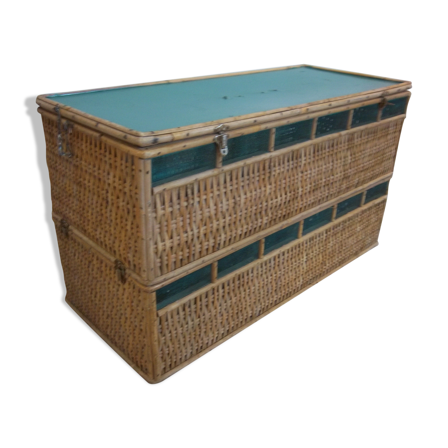 Trunk of 1950 rattan for transport of pigeons