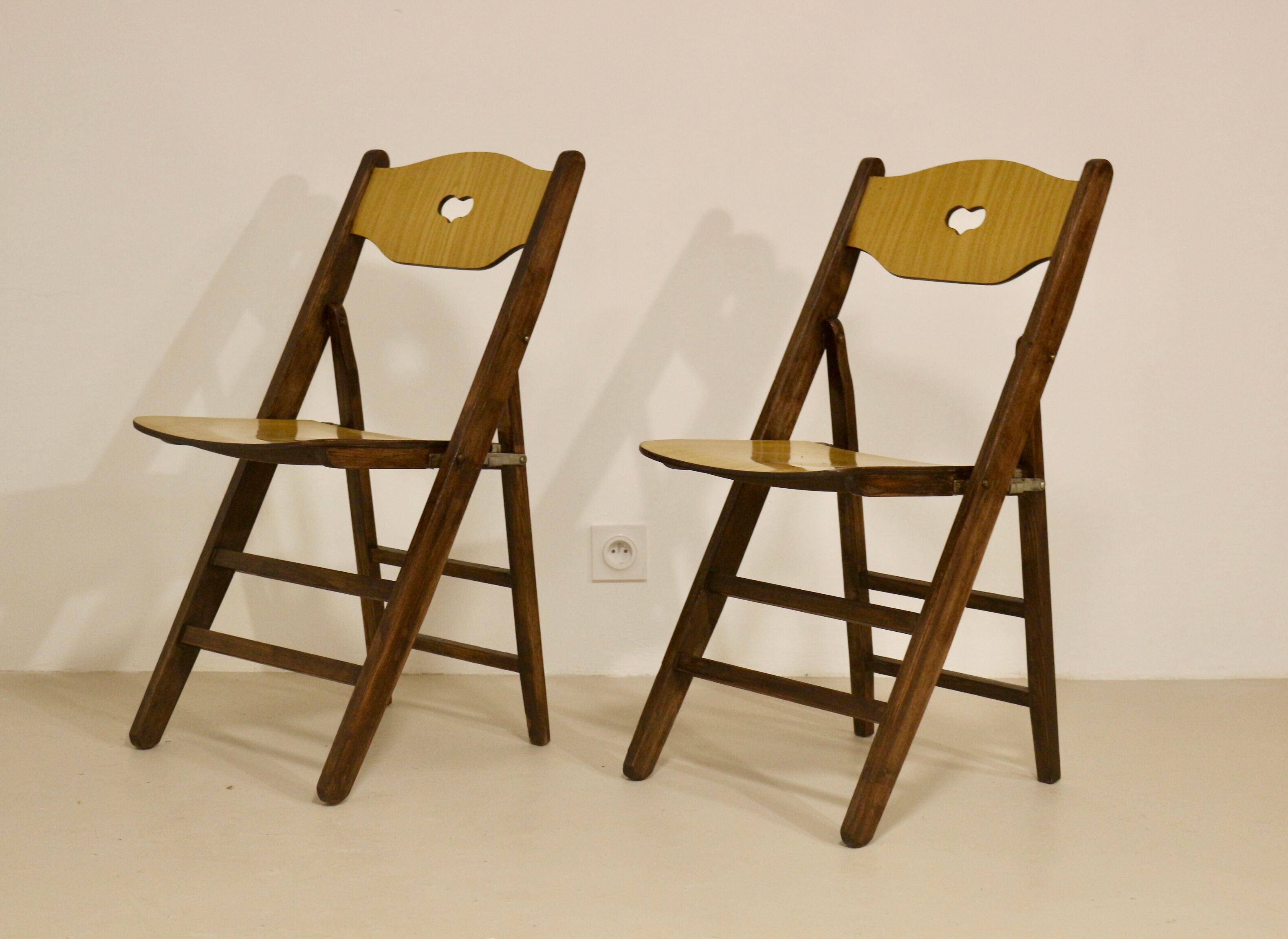 Pair of vintage folding chairs year 50 sculpted backrest.