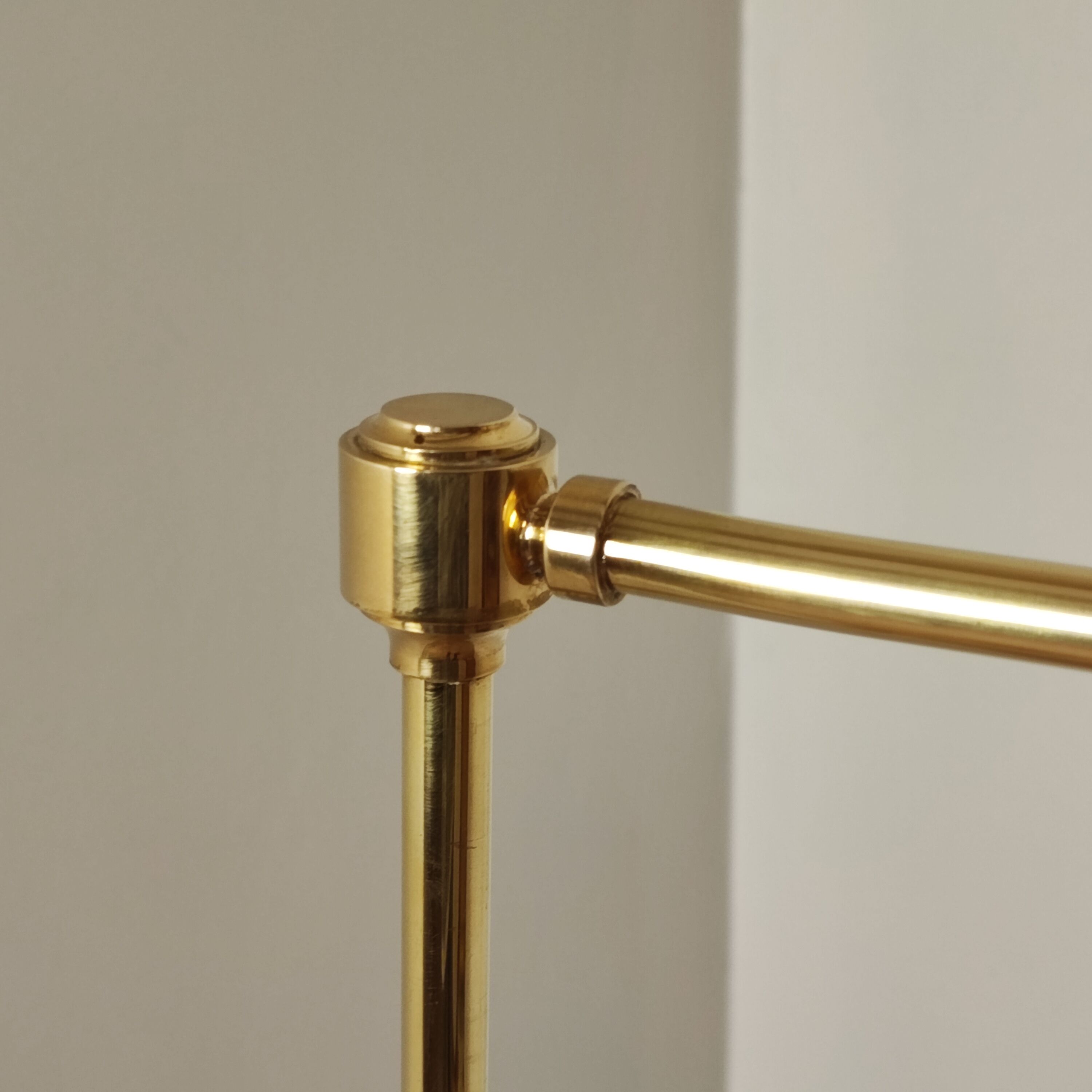 Brass e-reader floor lamp