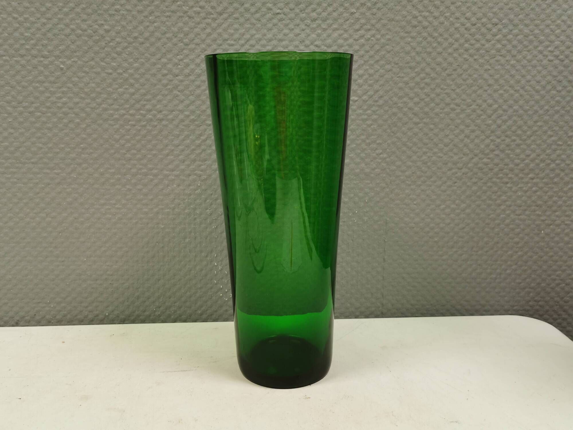 Large vintage vase in green glass.