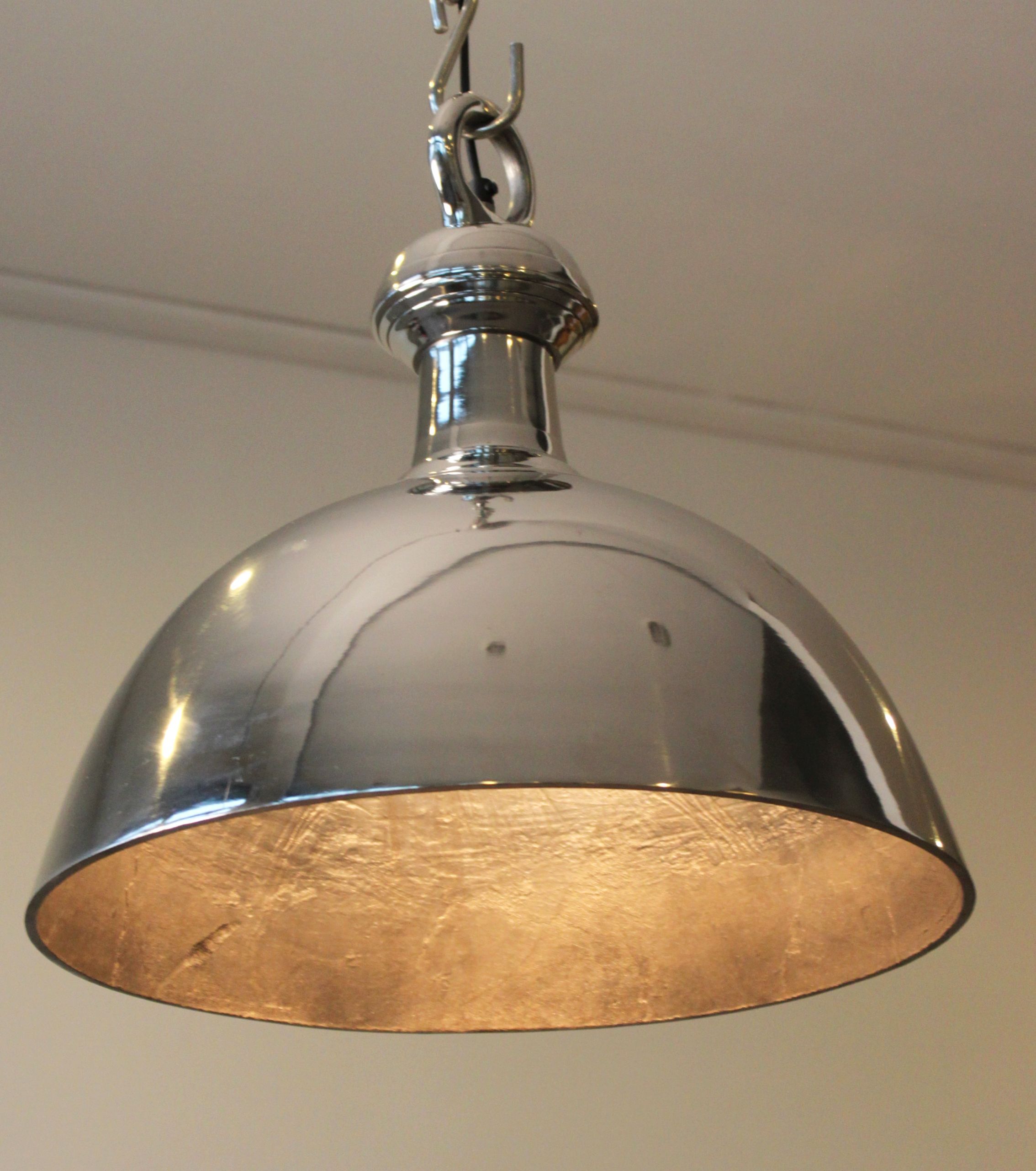 Suspension en nickel, style industriel.