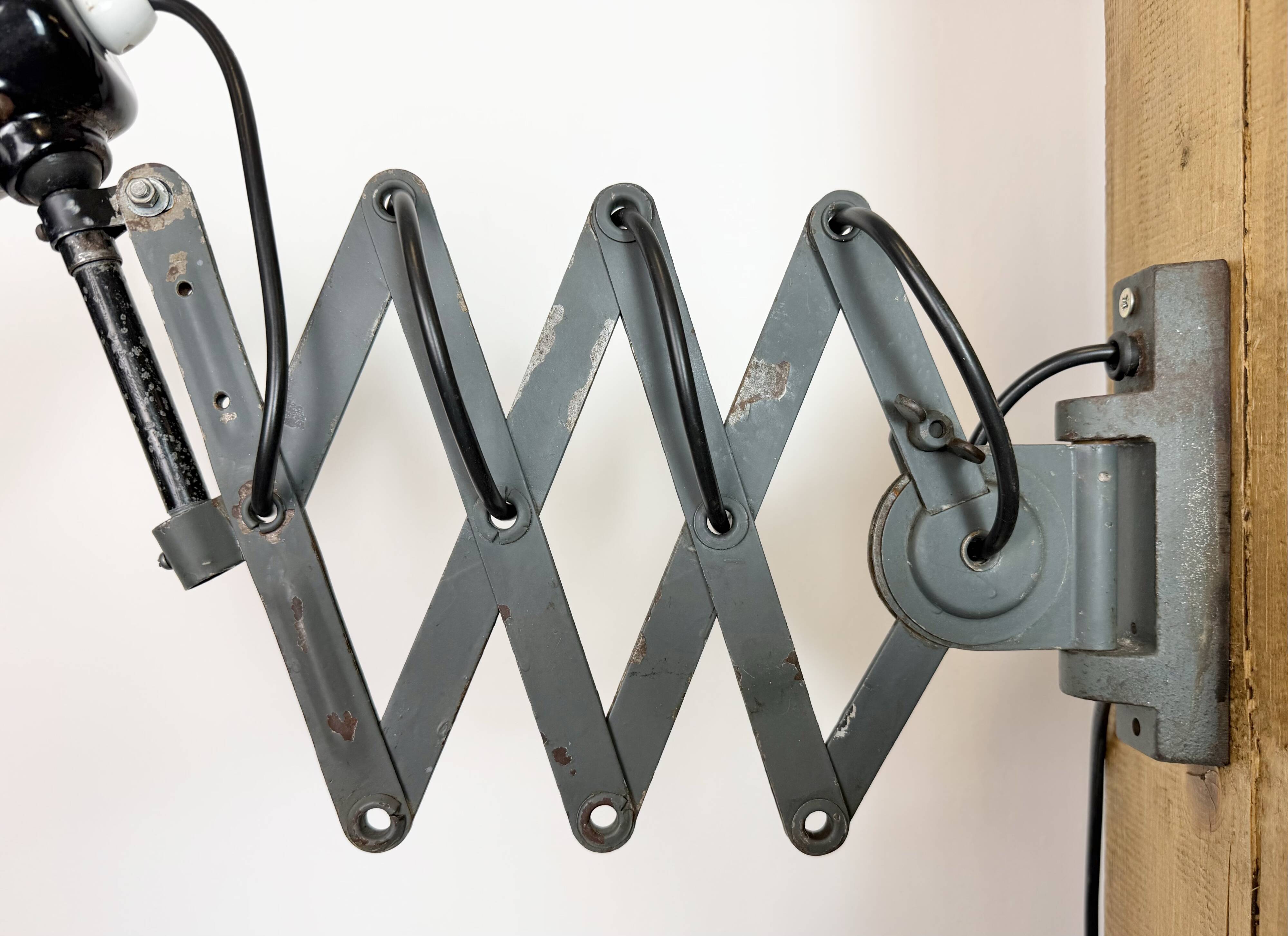 Lampe murale à ciseaux en émail noir industriel, années 1950