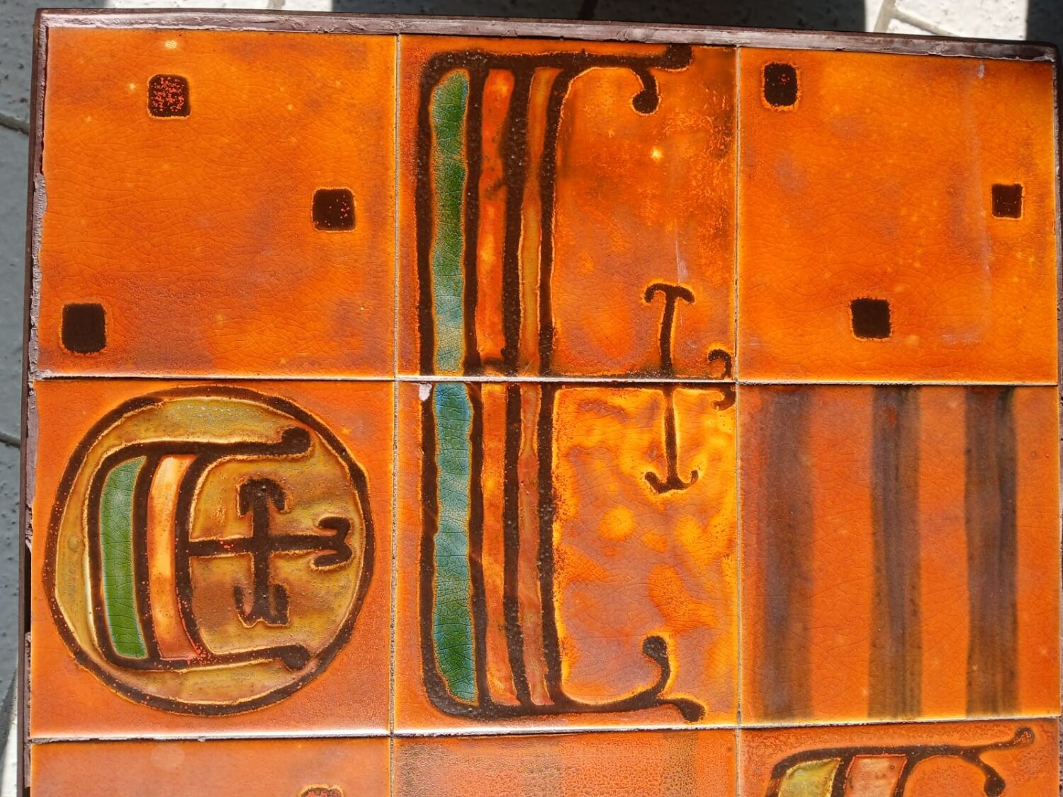 Table basse vintage en céramique – motif drakkar – design années 70