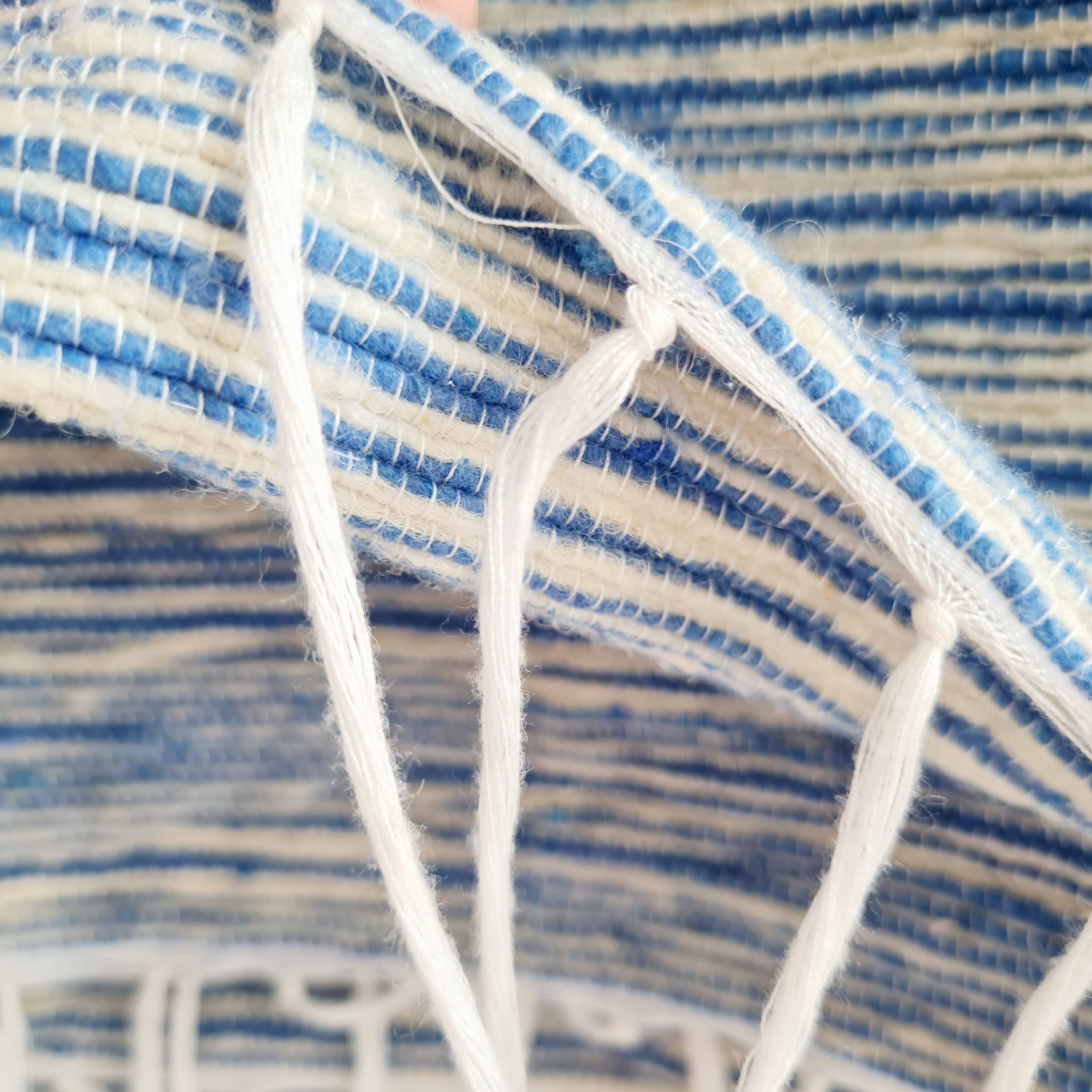 Plaid marocain artisanat rayures blanches et bleues