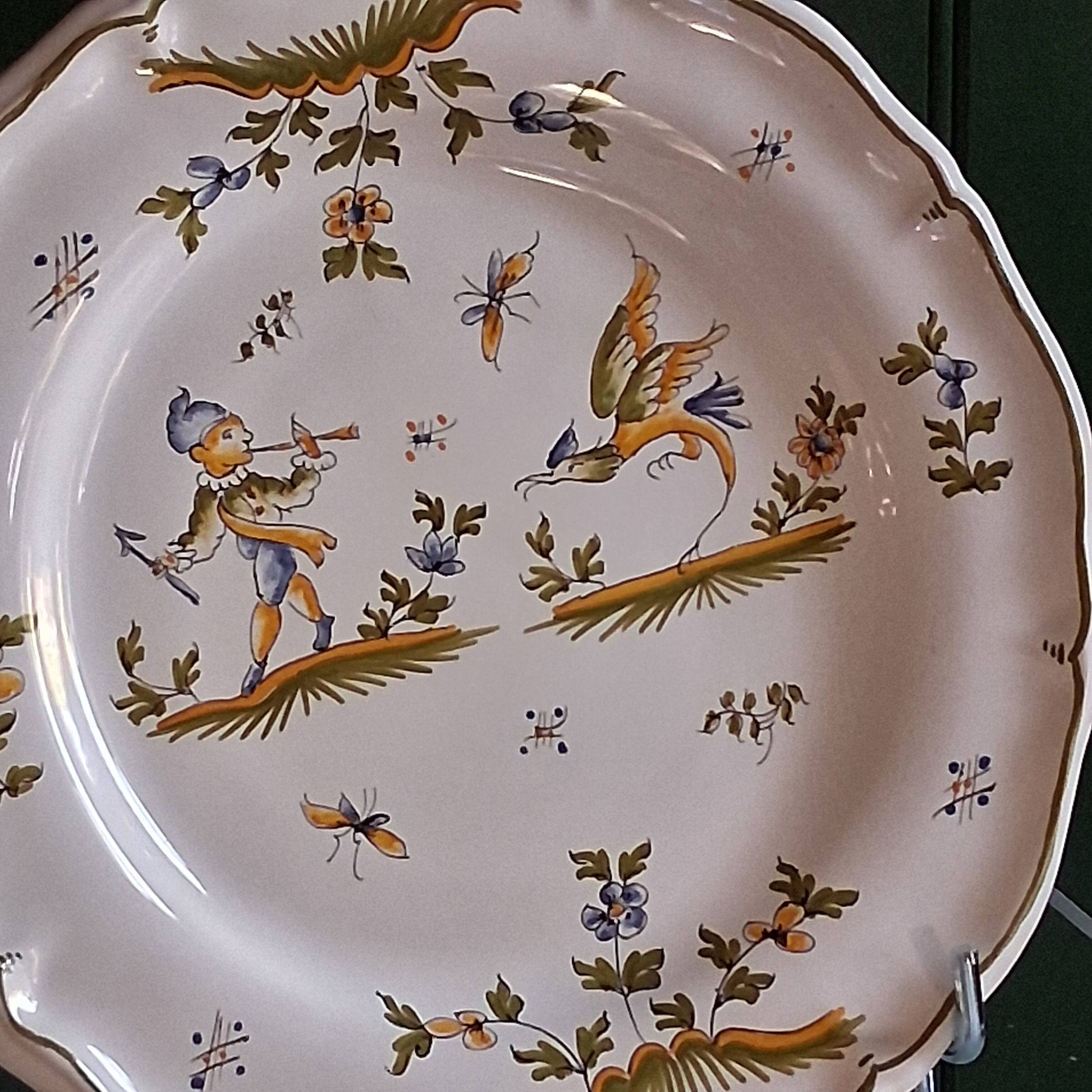 Moustiers scalloped plate in very good condition.