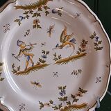Moustiers scalloped plate in very good condition.