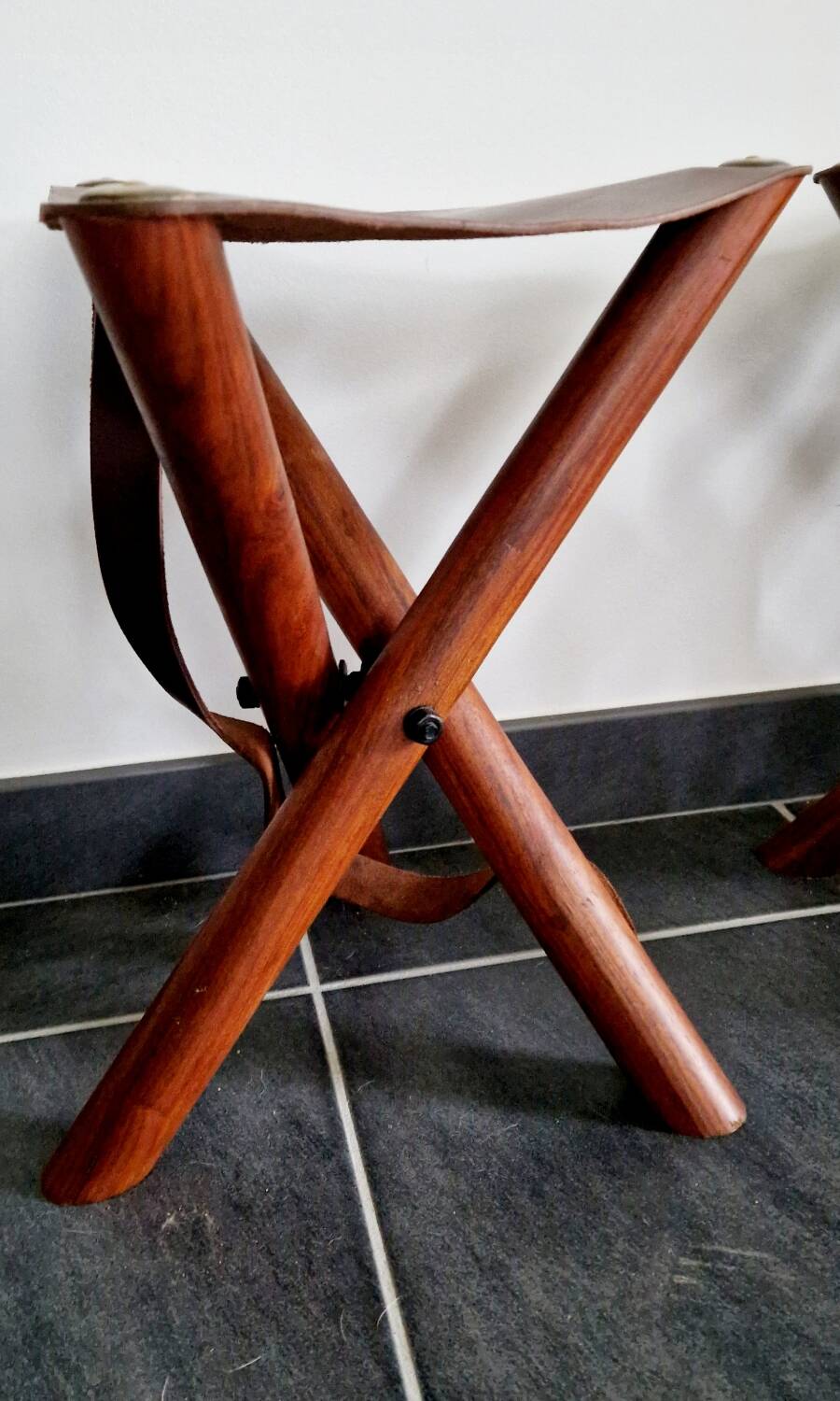 Ensemble de tabourets tripode teck et cuir