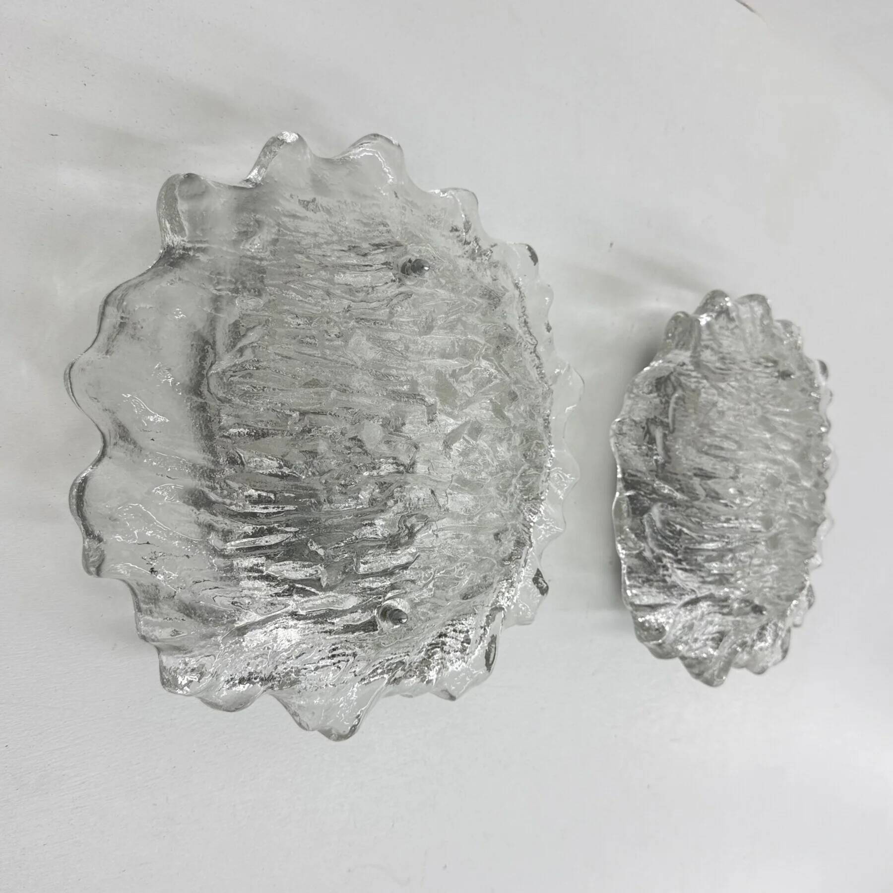 Ensemble de 2 grands appliques en verre à glace des années 1970.