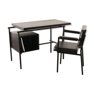 Bureau moderniste avec chaise