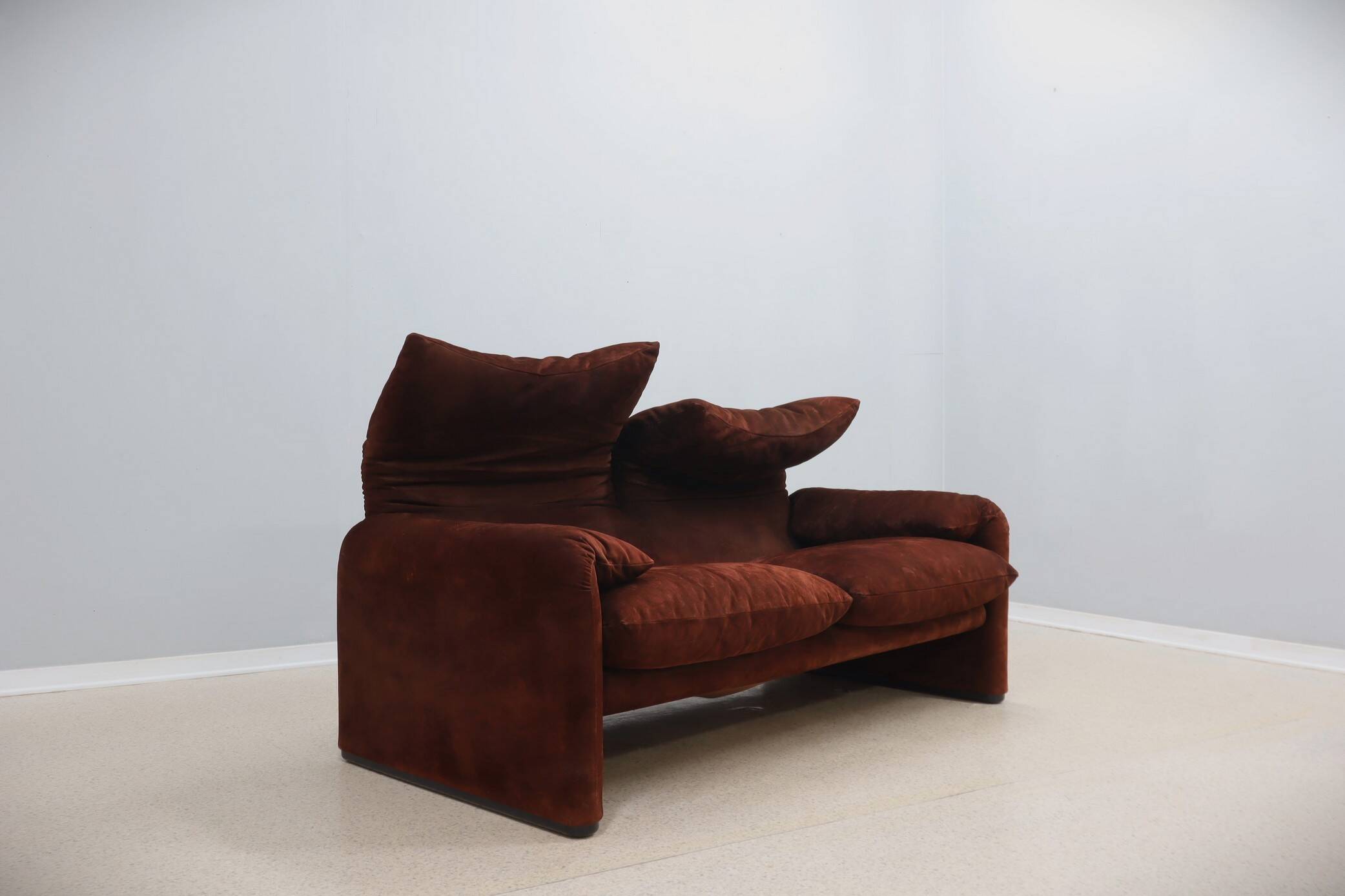 Canapé Maralunga 2 places en cuir suédé Cassina années 1970