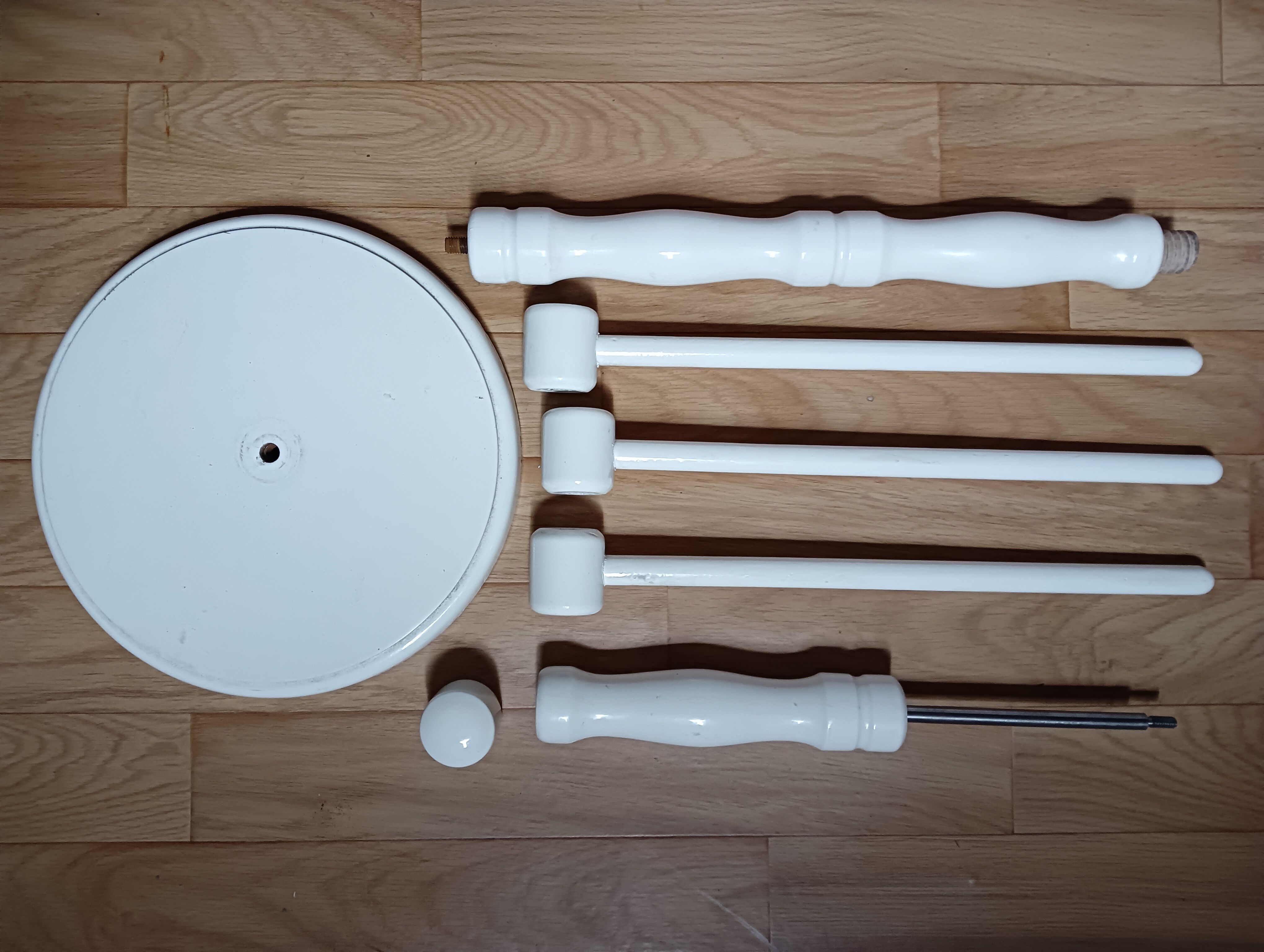 Bath towel rack in white wood, three bars.