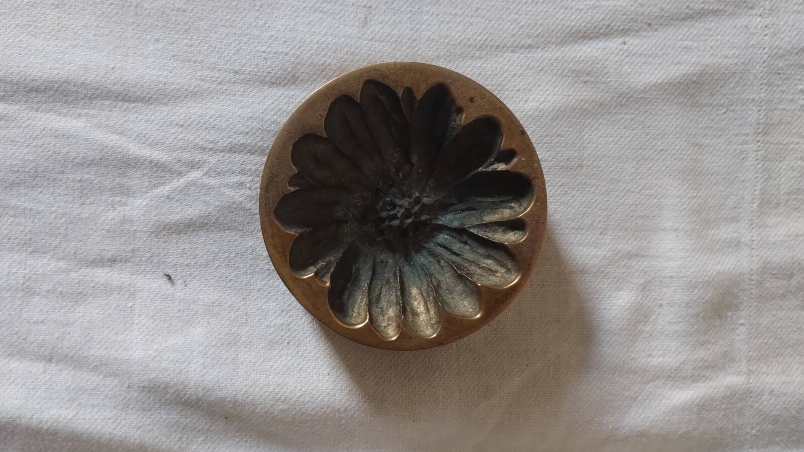 empty pocket, paperweight Monique Gerber