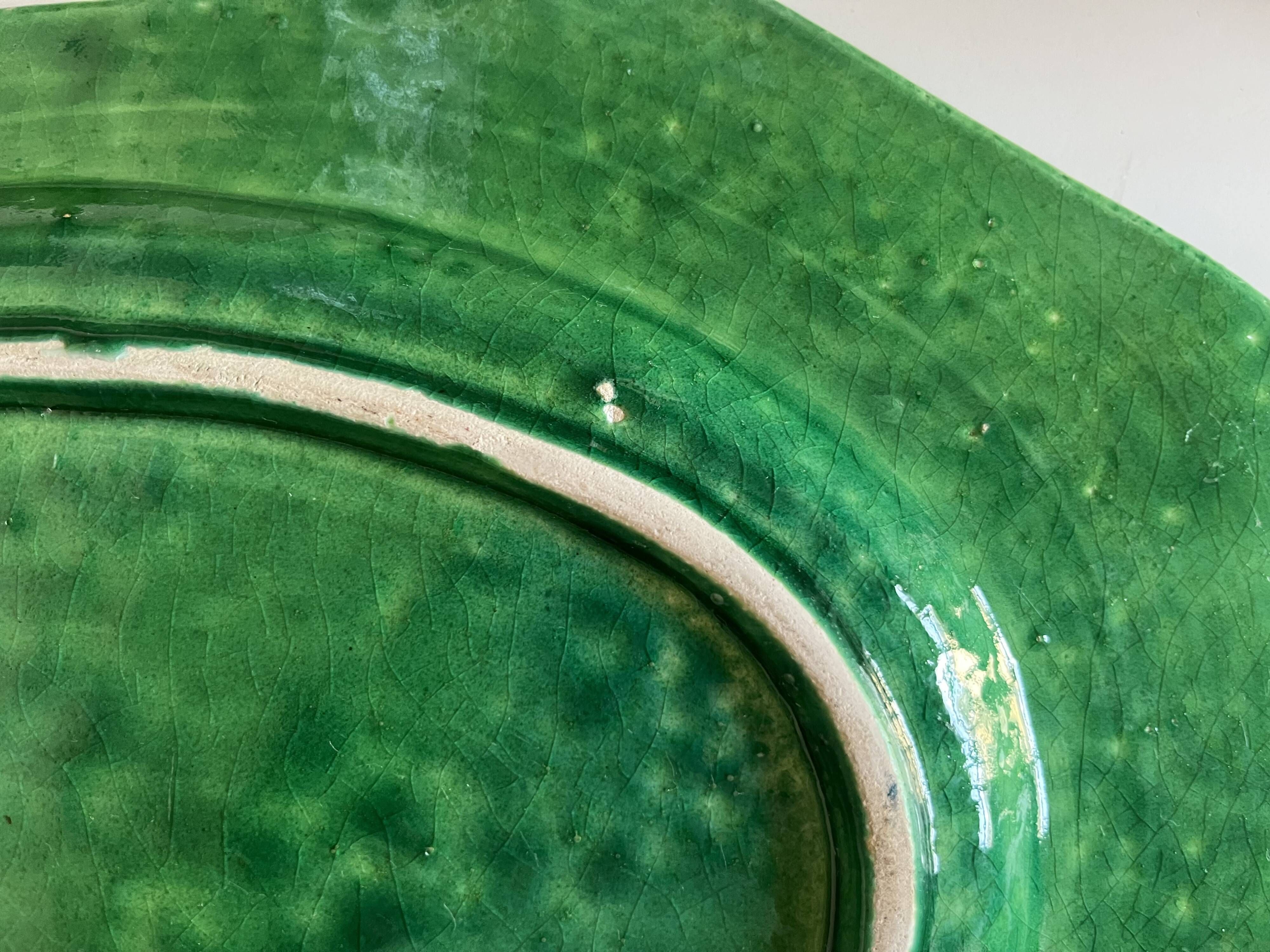 Plat néoclassique octogonal perles en terre vernissée vert XL
