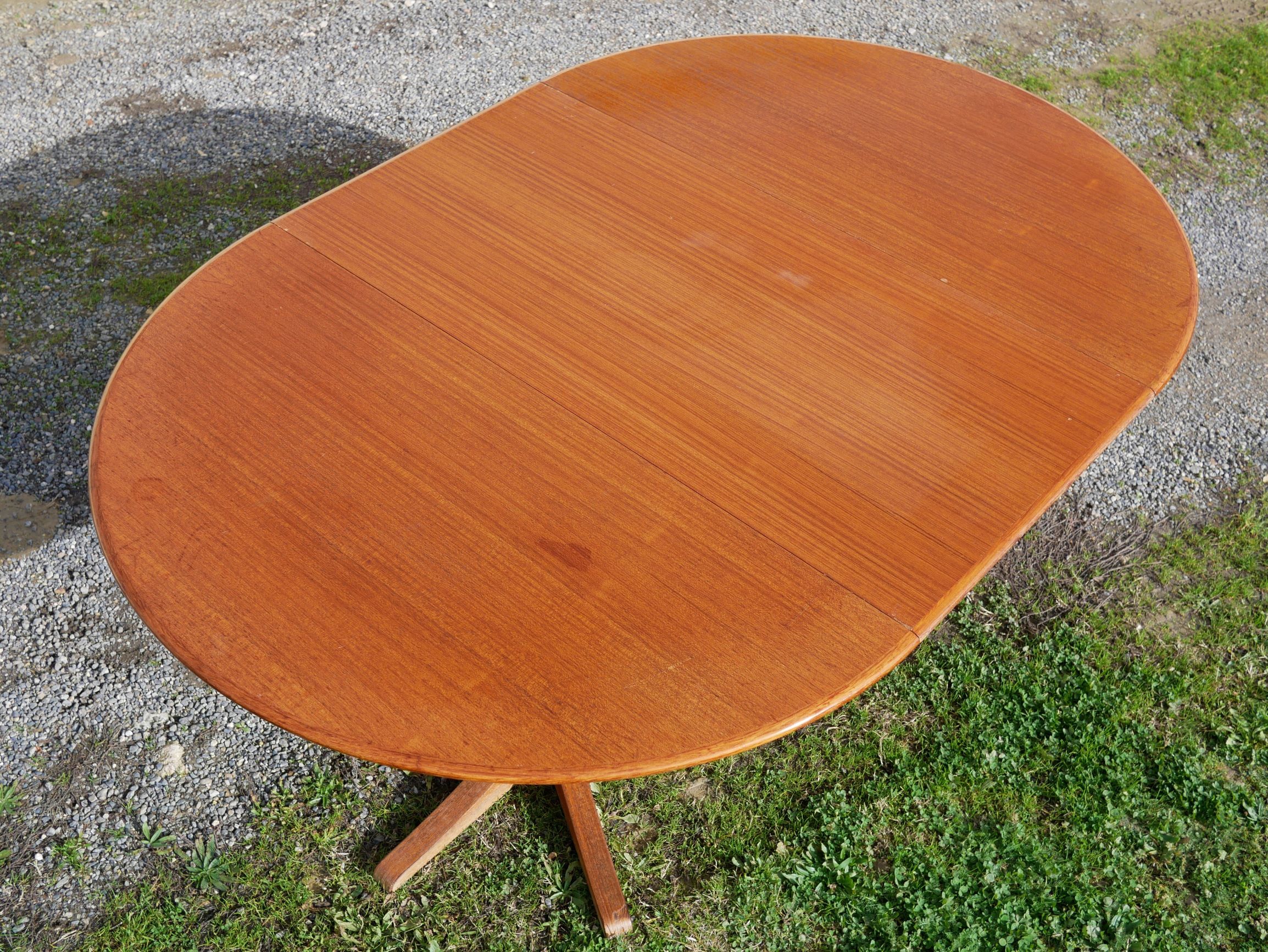 Dining round vintage with extensions