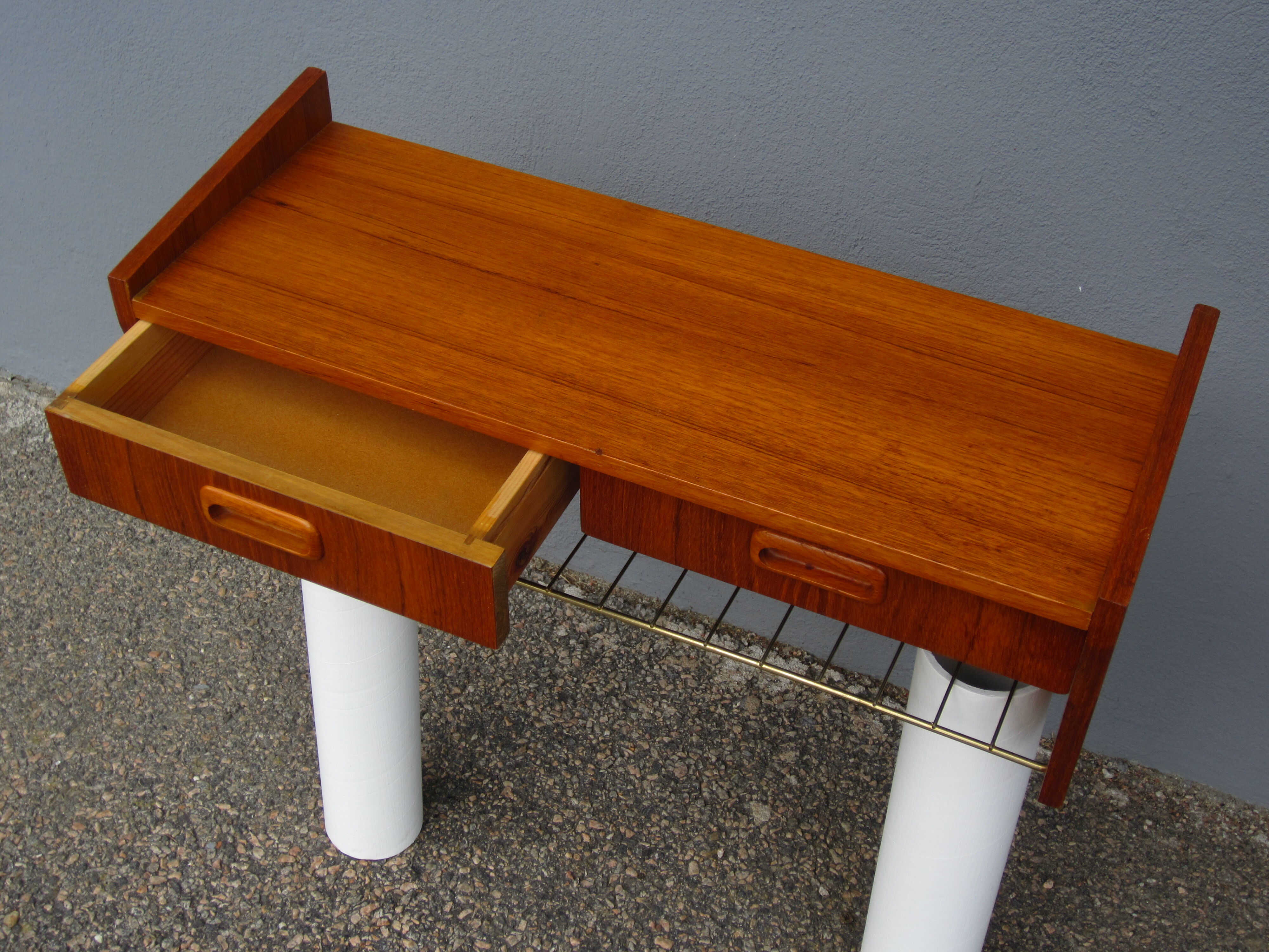 Scandinavian console wall shelf