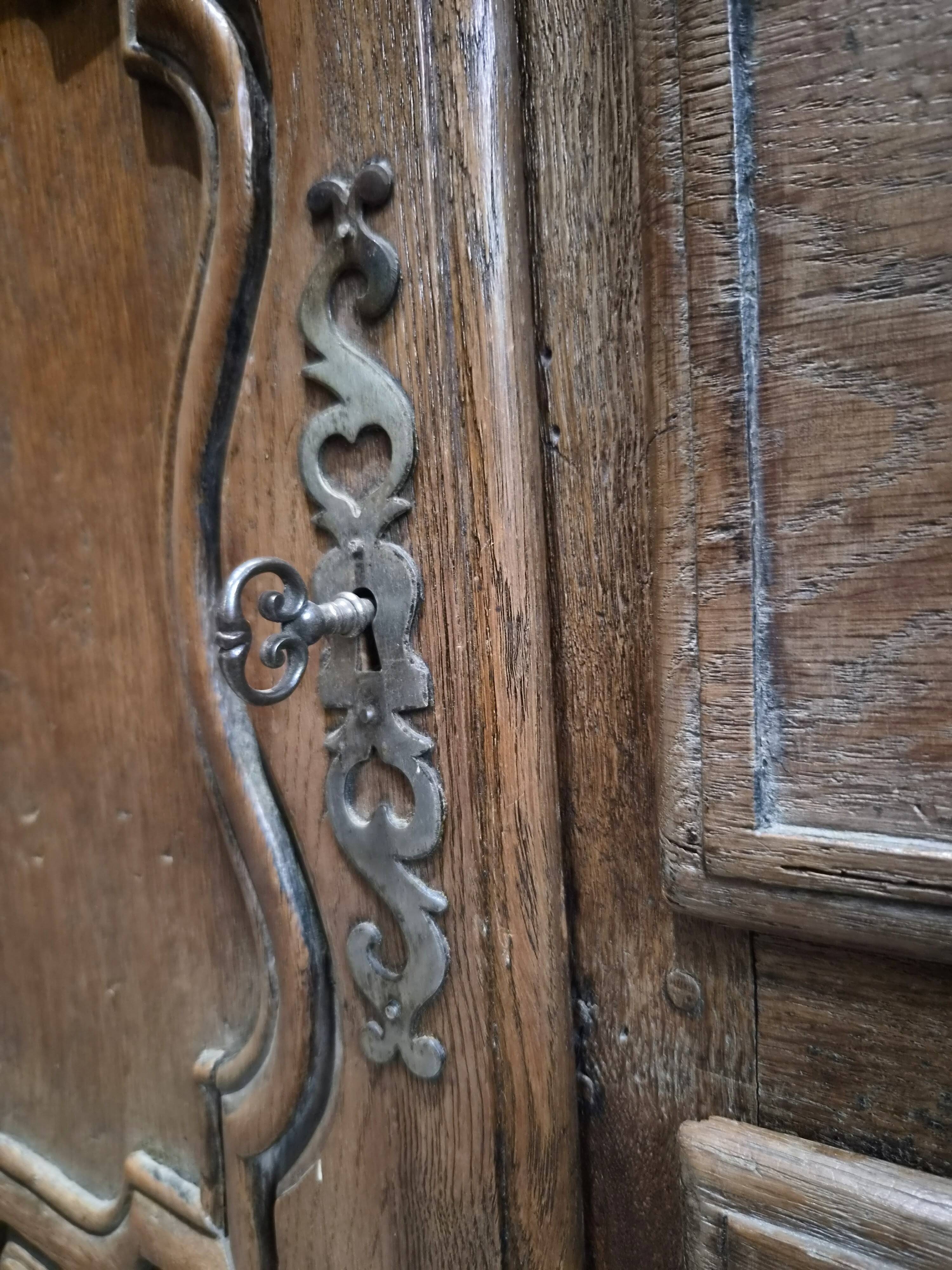 Grand oak buffet from the 18th century, Auvergne