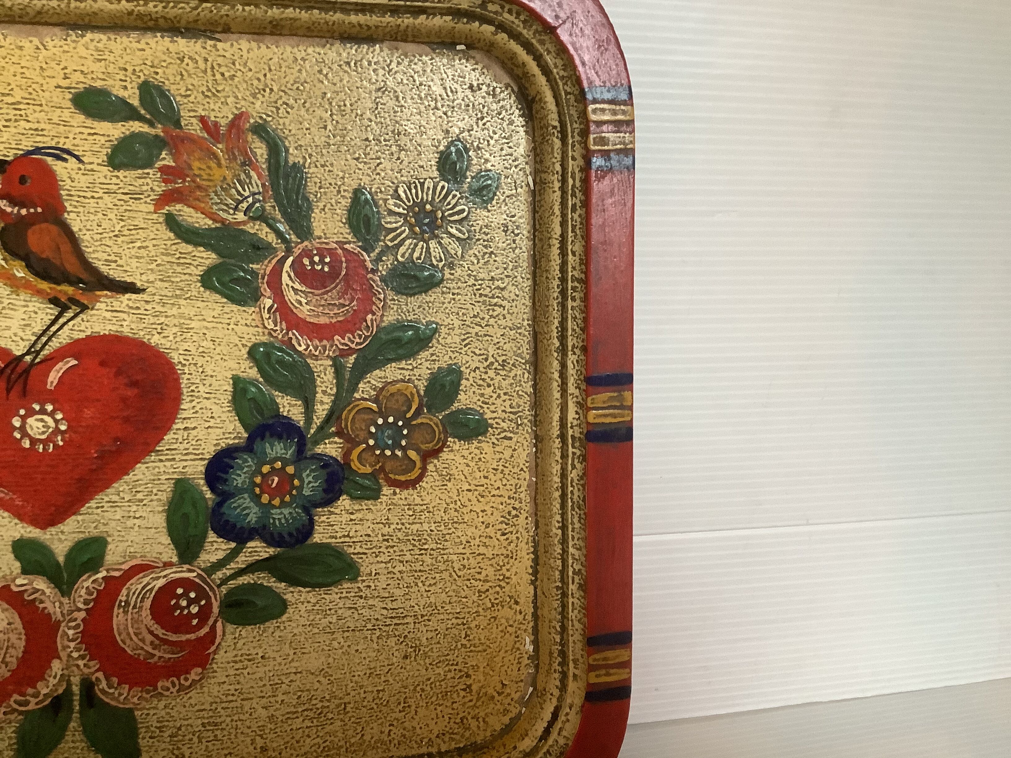 Plateau russe peint en relief