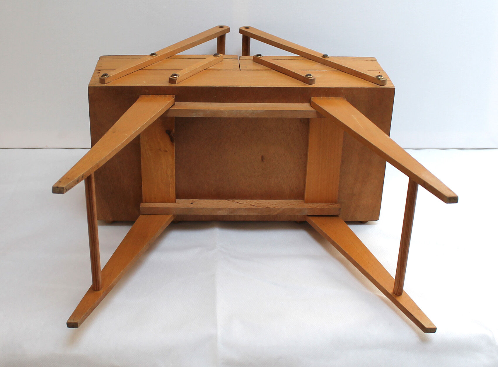 Travailleuse en bois clair 50