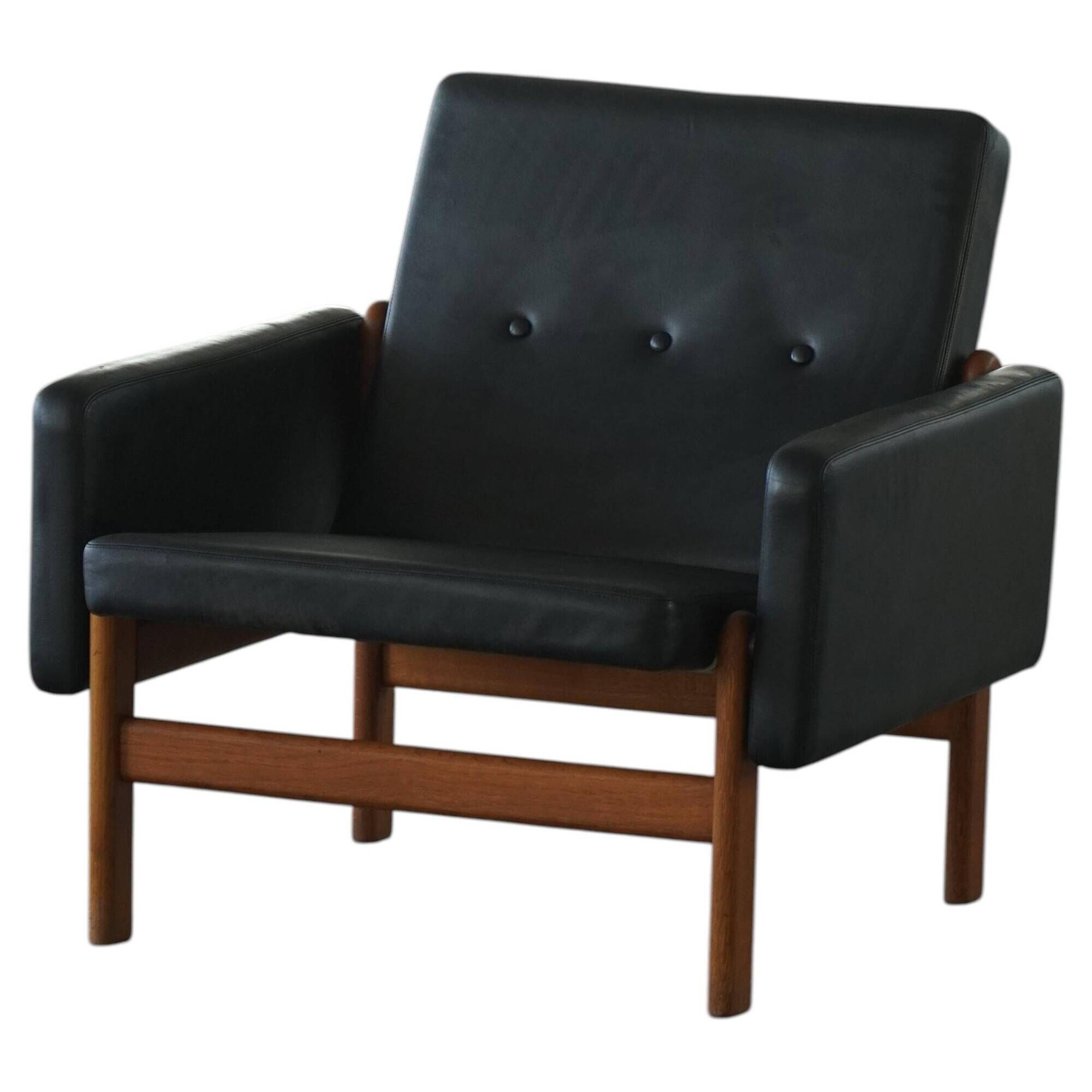 Oak and leather armchair, created by Jørgen Bækmark for FDB Møbler, Denmark, 1960s.