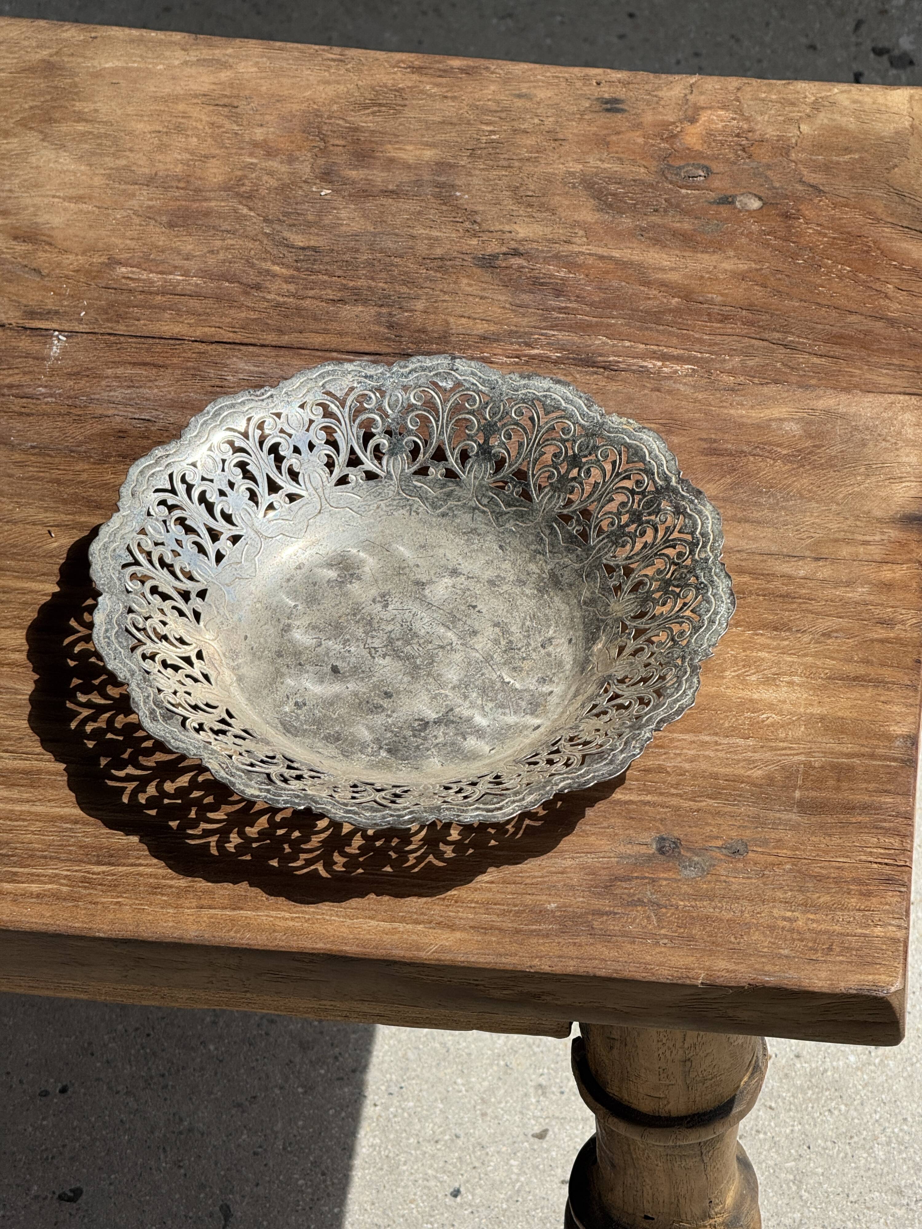 Small vintage silver-plated metal tray with openwork floral patterns D20 H3