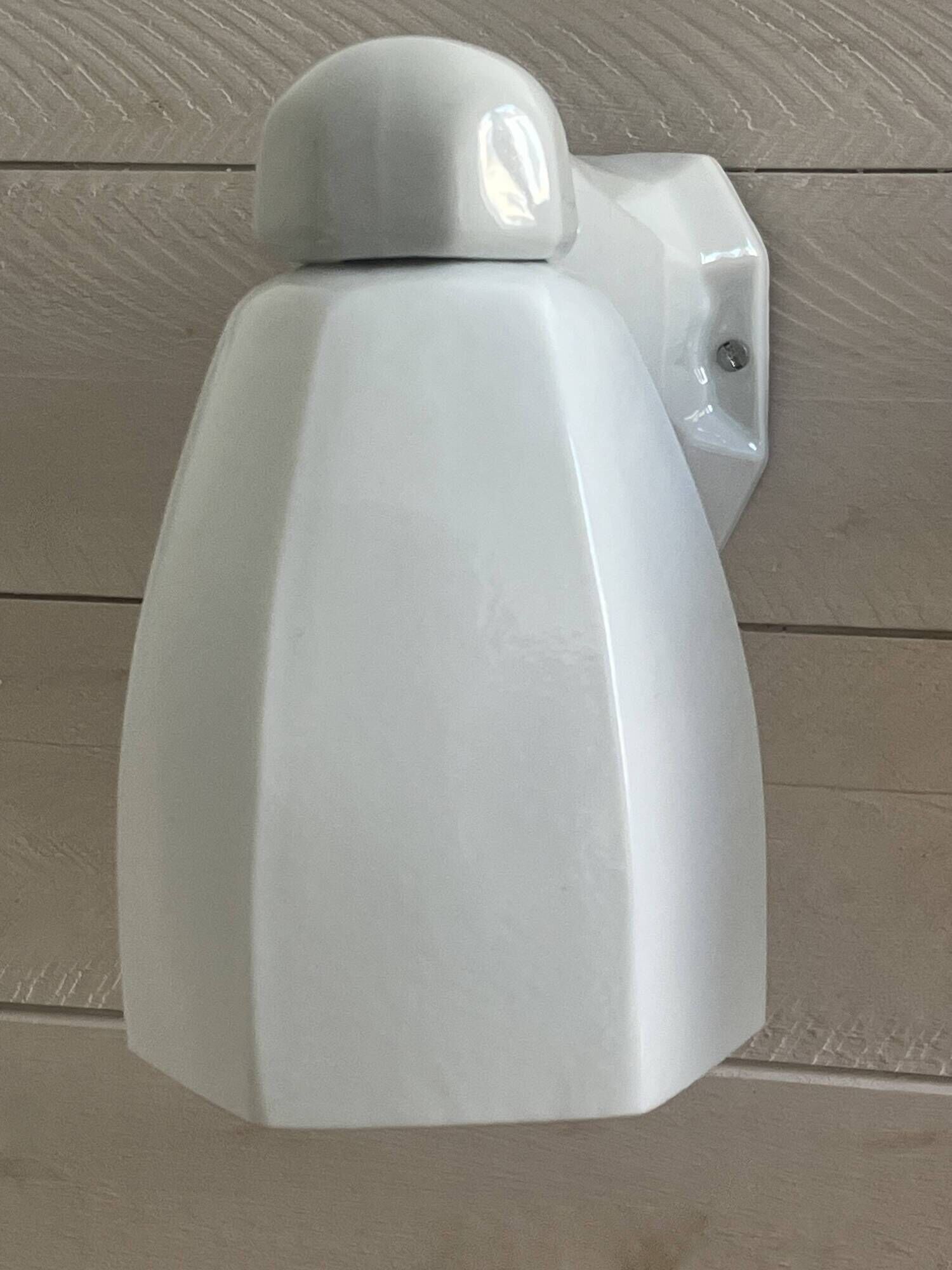 Pair of Art Deco wall sconces in ceramic and opaline.