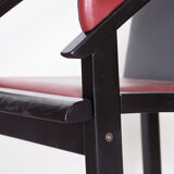 Fauteuil des années 1970 fabriqué en Europe. Fabriqué en bois laqué et cuir, original