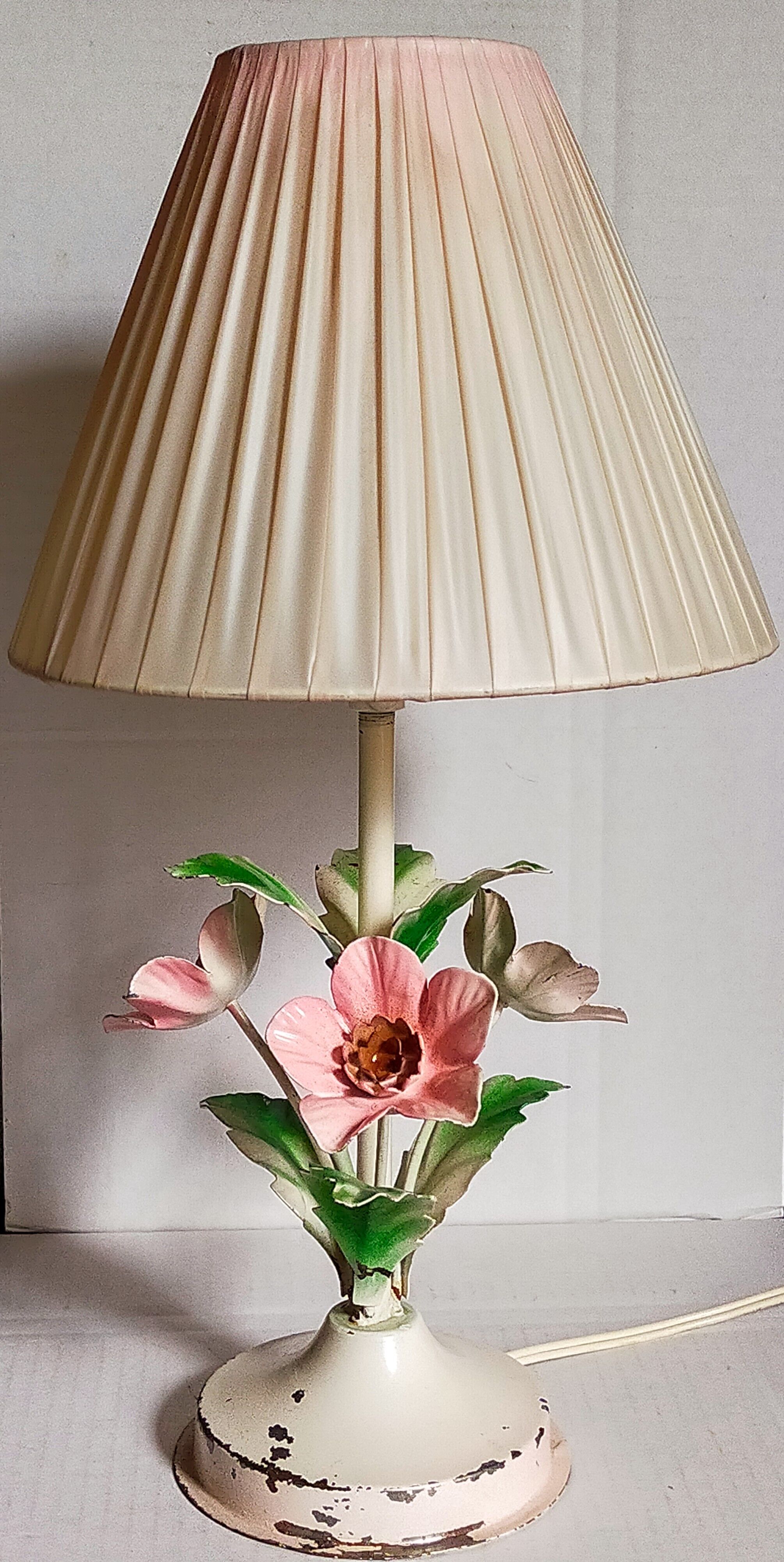 Bouquet lamp to table in vintage painted sheet vinyl lampshade