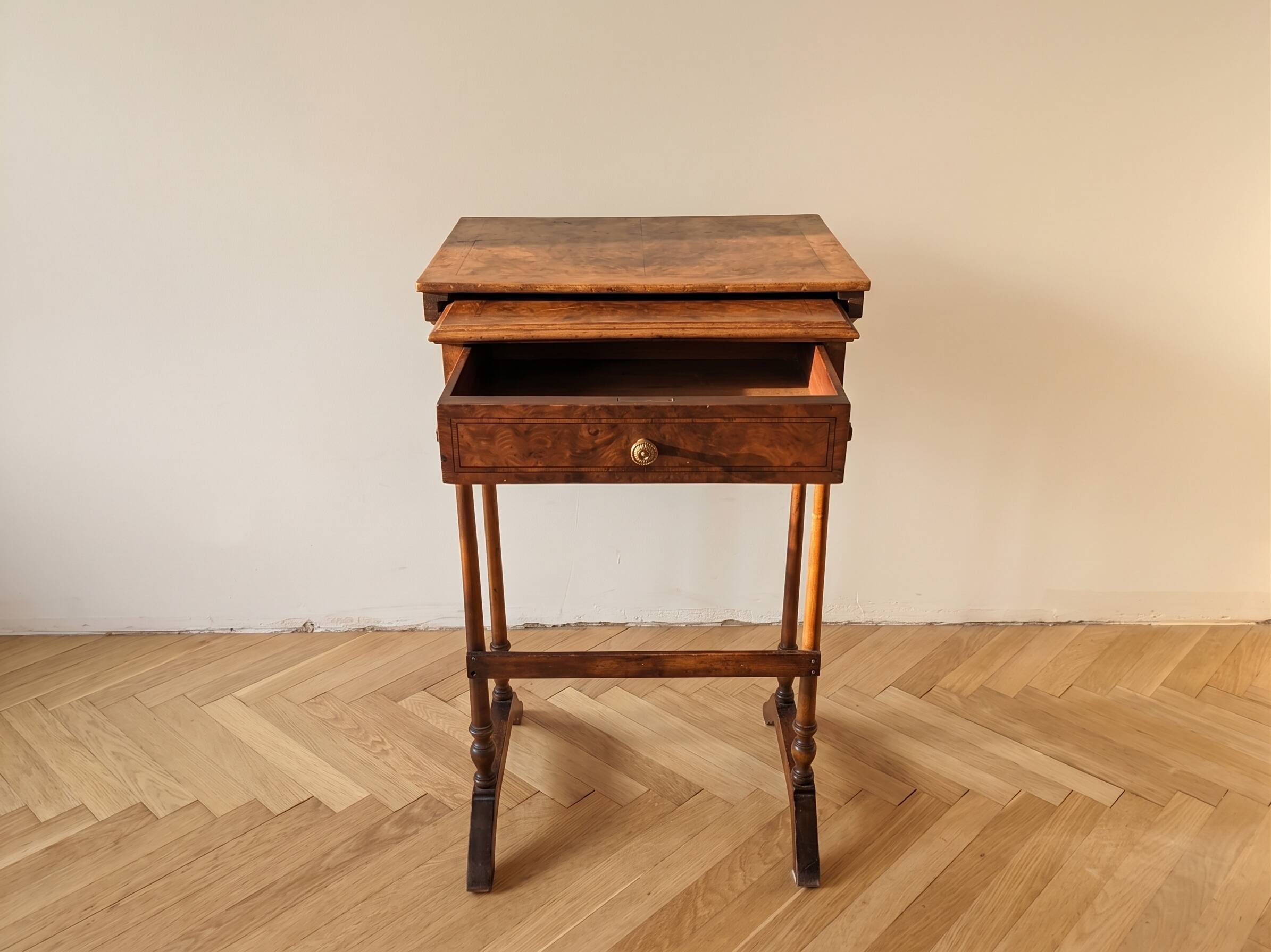 Petite table travailleuse ancienne en loupe d’orme – bois massif – tiroir