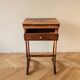 Petite table travailleuse ancienne en loupe d’orme – bois massif – tiroir
