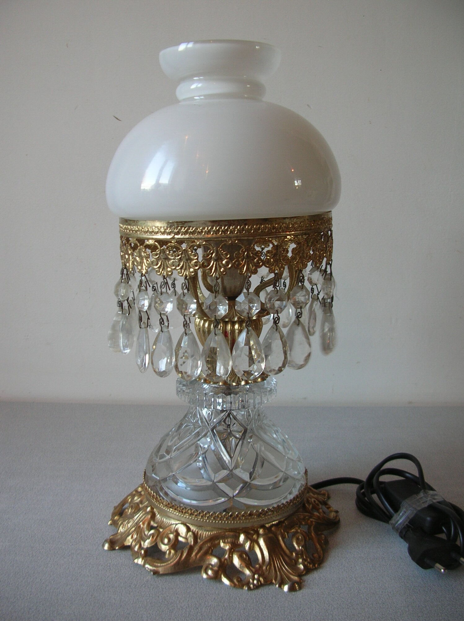 Old table lamp brass glass glass and opaline luminaire 32 cm