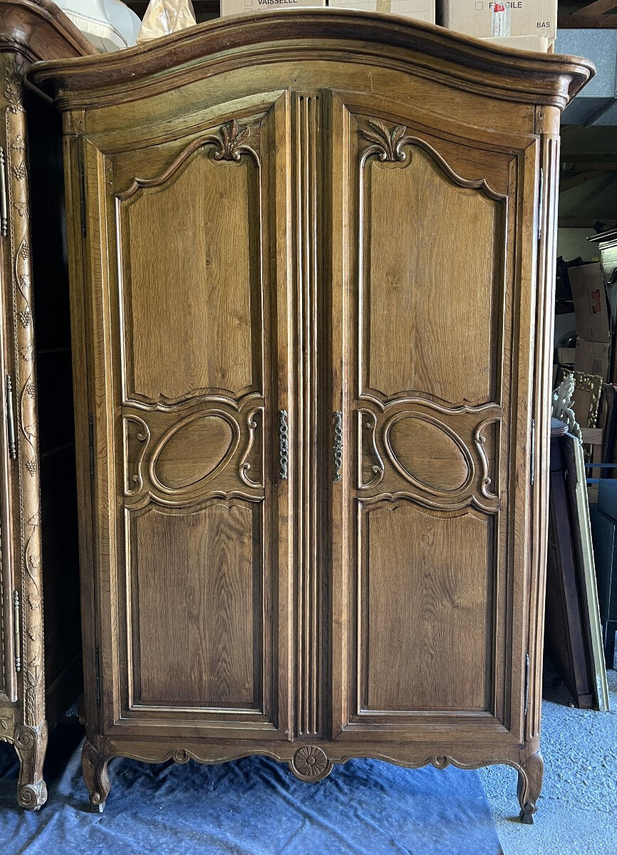 Norman Cauchoise wardrobe in medium oak, carved from the 19th century with a gendarme hat top.