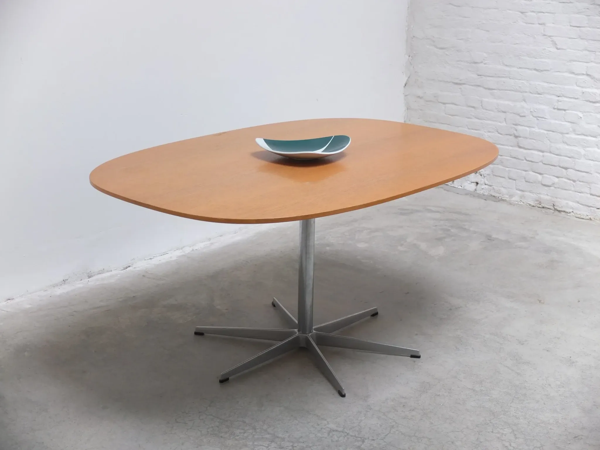 'Superellipse' pedestal table in oak by Arne Jacobsen for Fritz Hansen, 1981