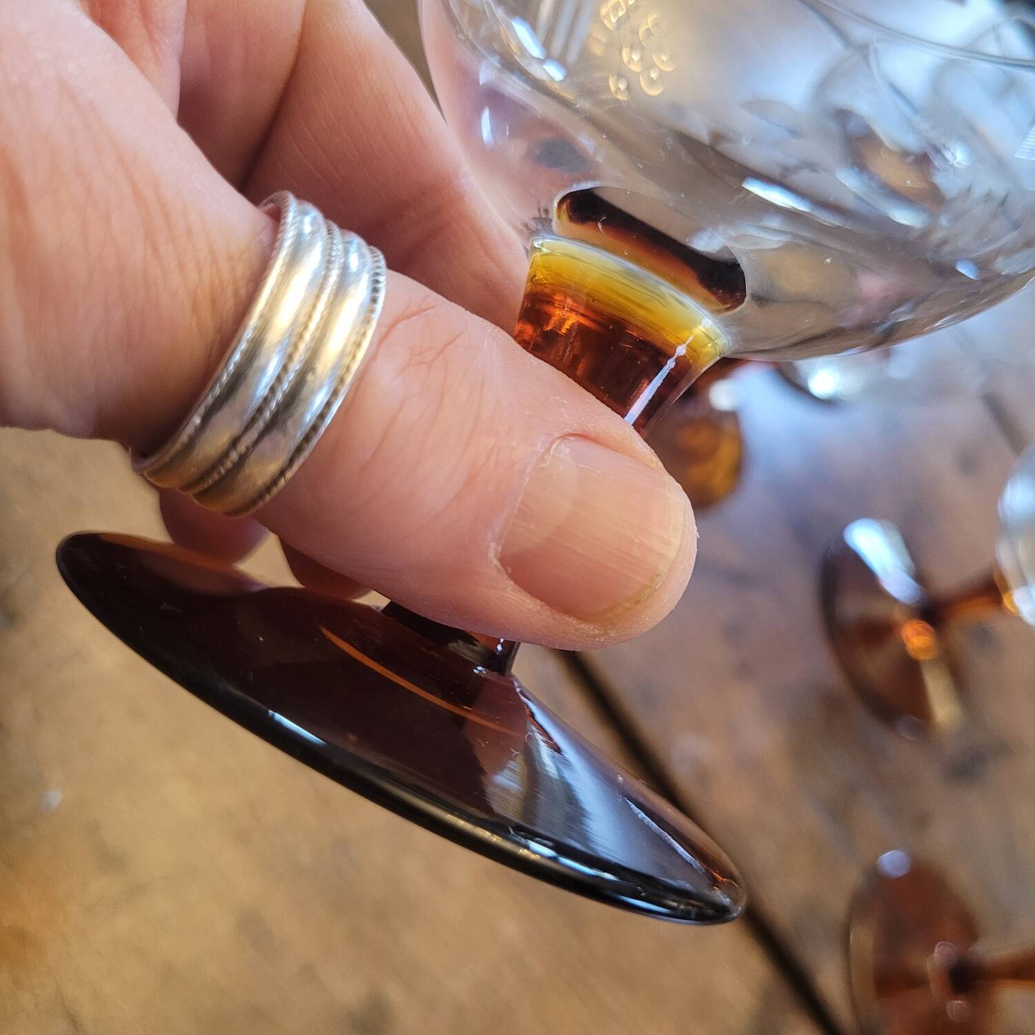 Engraved wine glasses with amber feet, 60s France